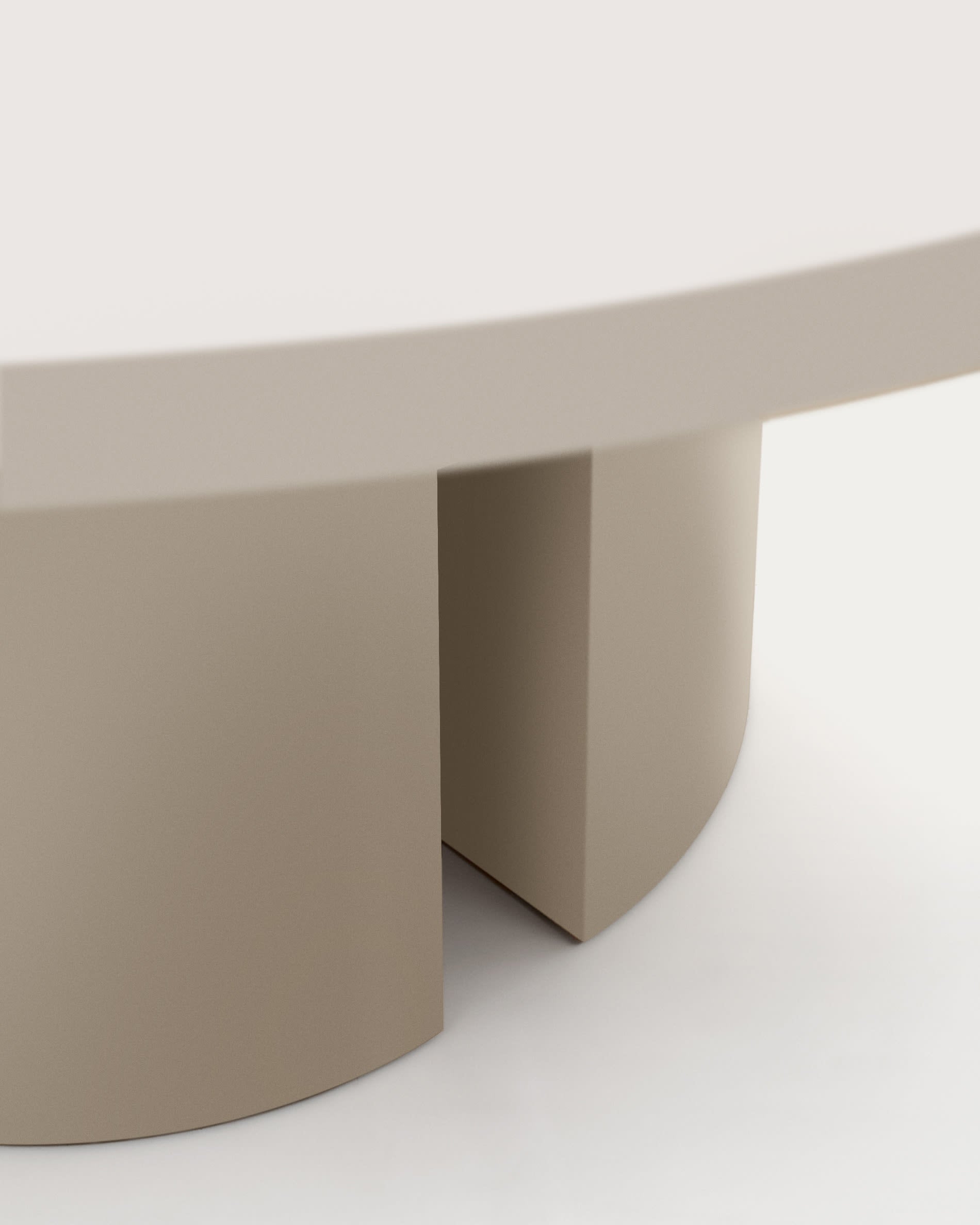 Moderner runder Tisch Nealy von Kave Home, Ø 150 cm, aus lackiertem MDF in eleganter Eierschalenfarbe – ideal für gesellige Runden und stilvolle Akzente.