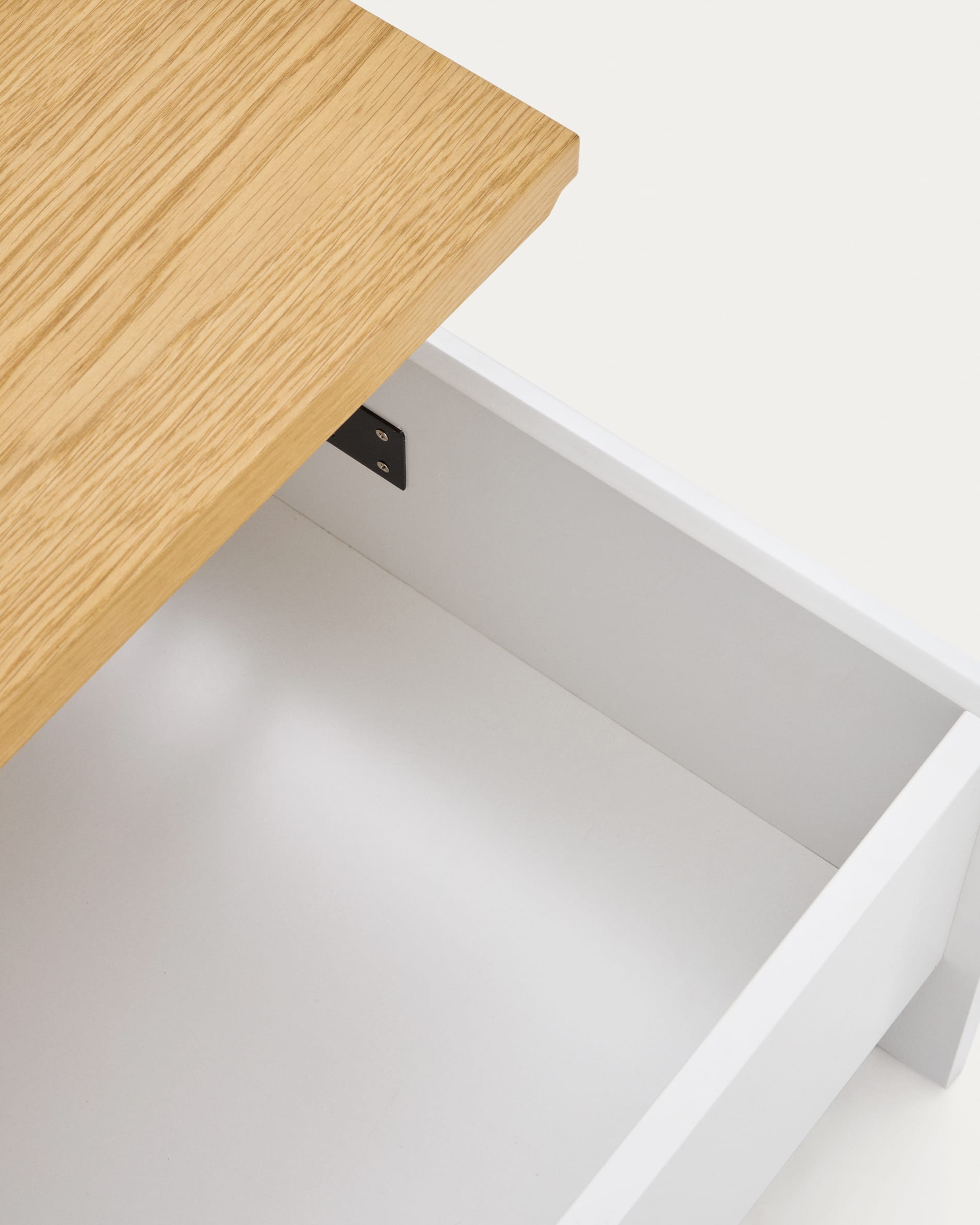 Eleganter, höhenverstellbarer Couchtisch aus Eichenfurnier, weiß lackiert, 110 x 60 cm. Perfekt für vielseitige Wohnkonzepte und umweltbewusste Einrichtung.