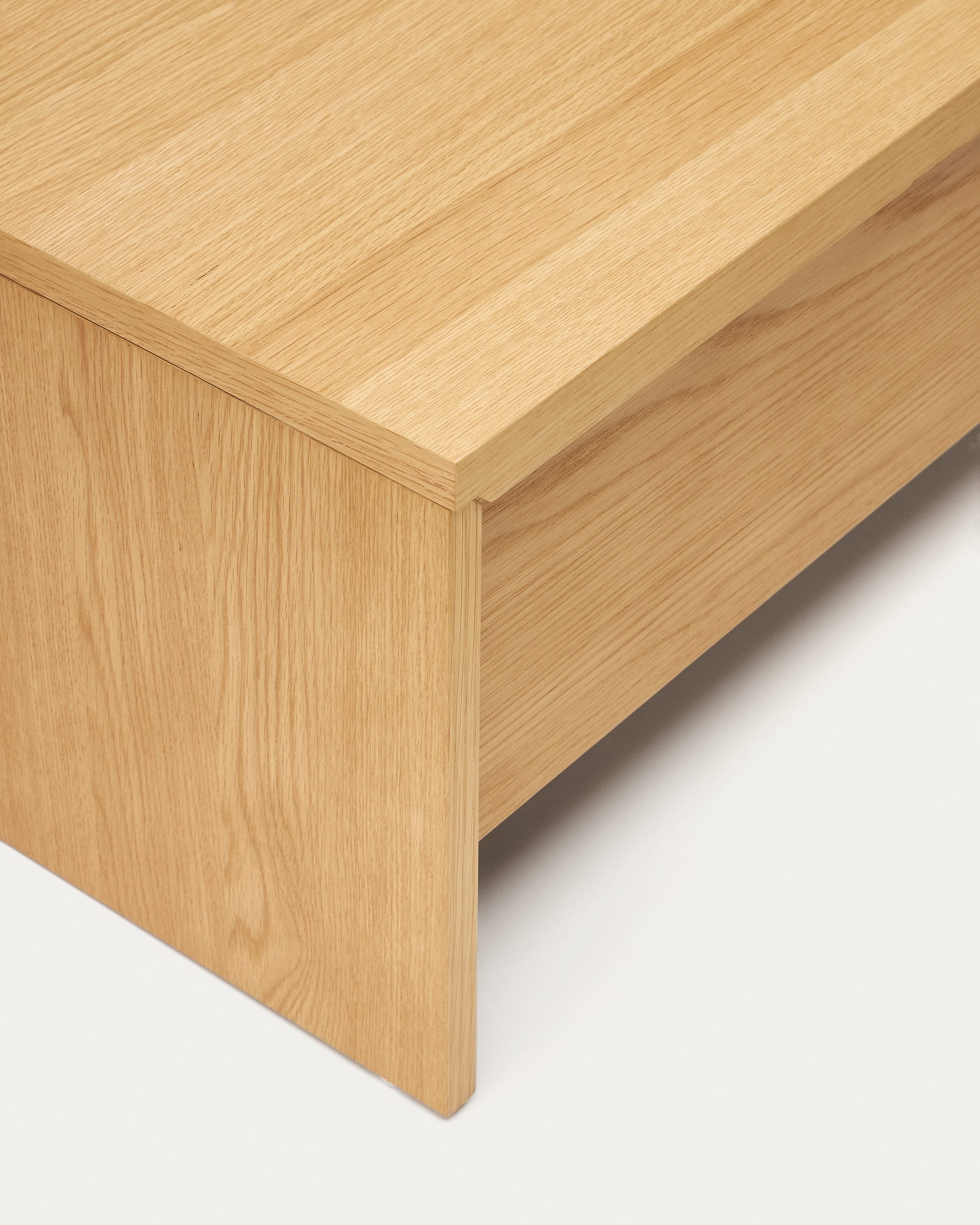 Vielseitiger Couchtisch Abilen aus Eichenfurnier, höhenverstellbar, 110 x 60 cm, nachhaltig und elegant – ideal für jedes moderne Wohnzimmer.