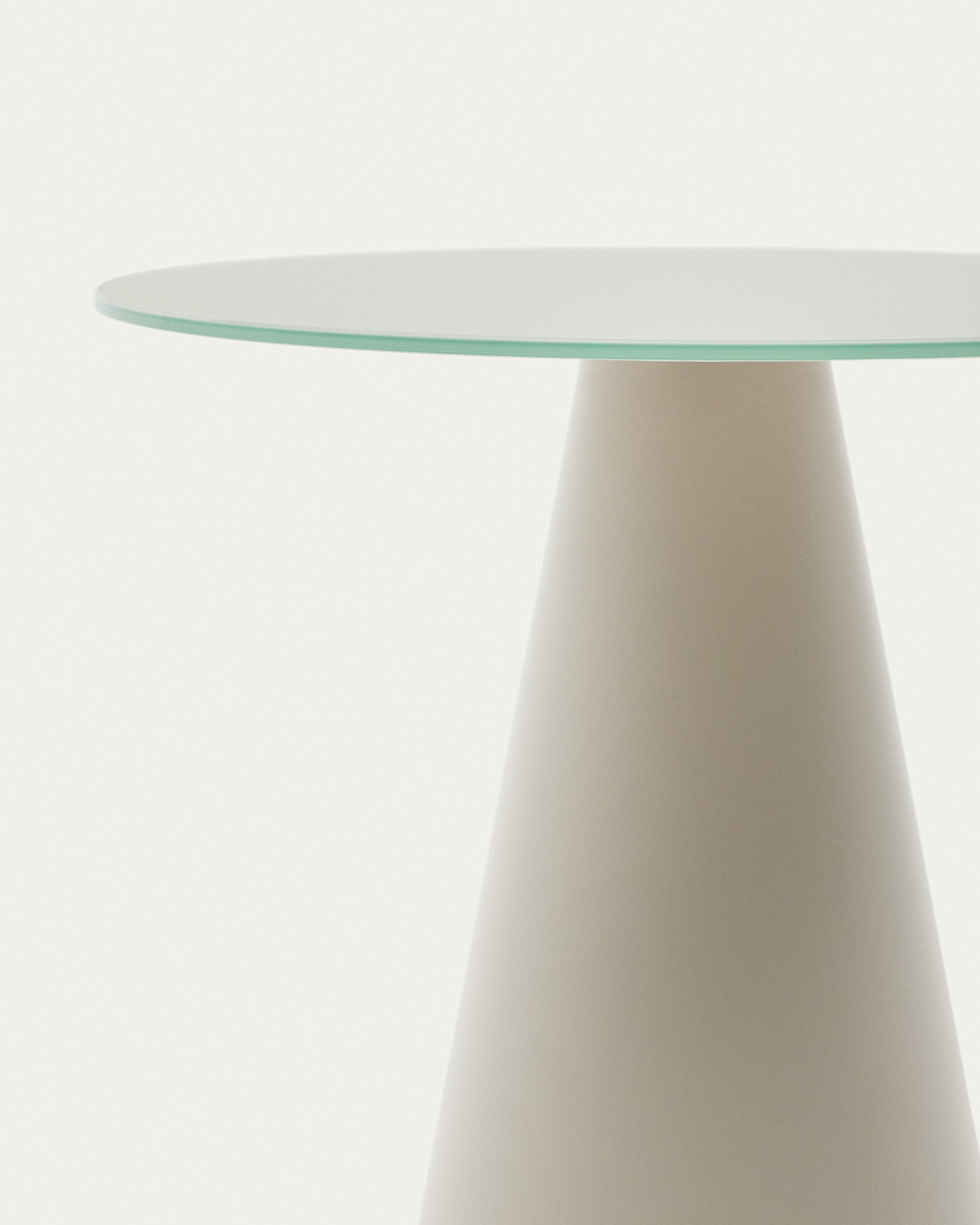 Eleganter Wilshire Beistelltisch mit Ø 50 cm, gefertigt aus widerstandsfähigem gehärtetem Glas und matt grauem Metall – ideal für vielseitige Wohnräume.