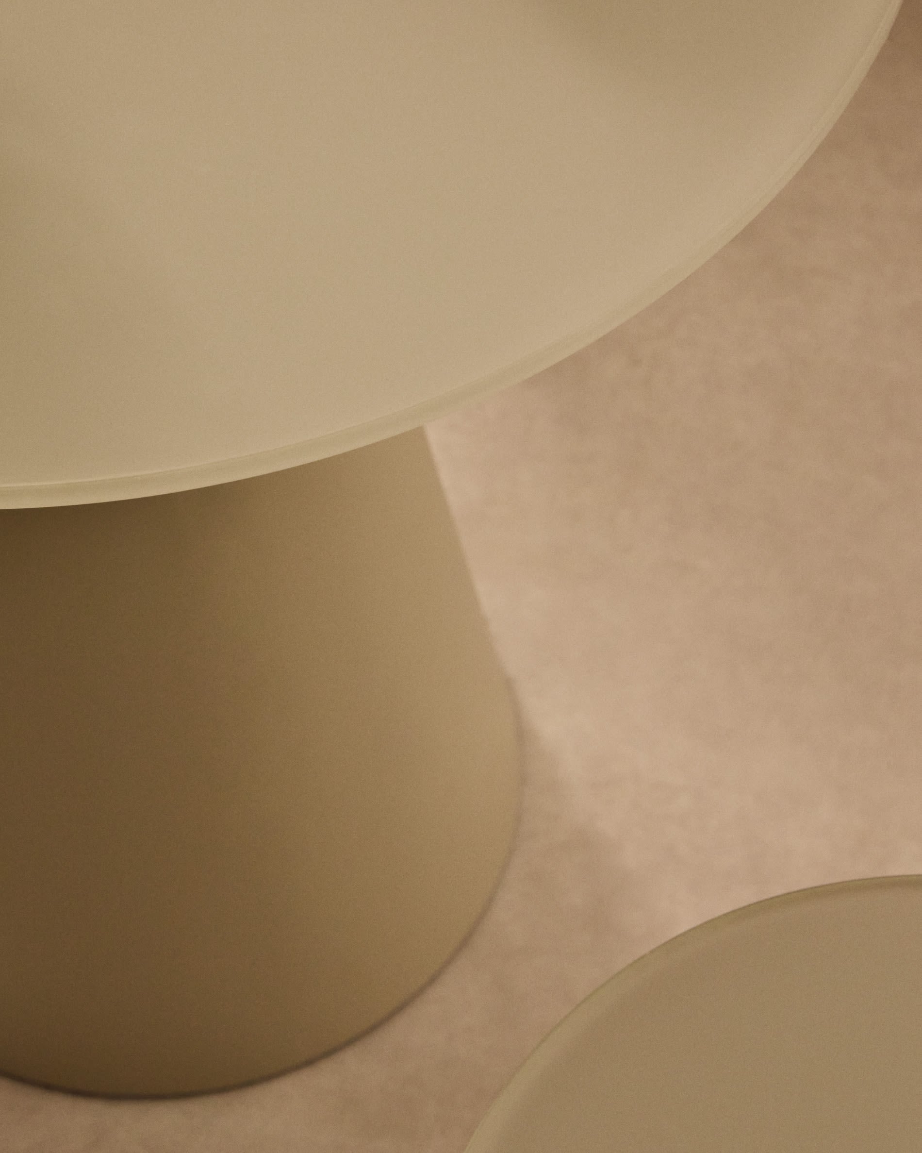 Eleganter Wilshire Beistelltisch, Ø 50 cm, mit gehärtetem Glas und matt grauem Metall, ideal für modernes Wohndesign.