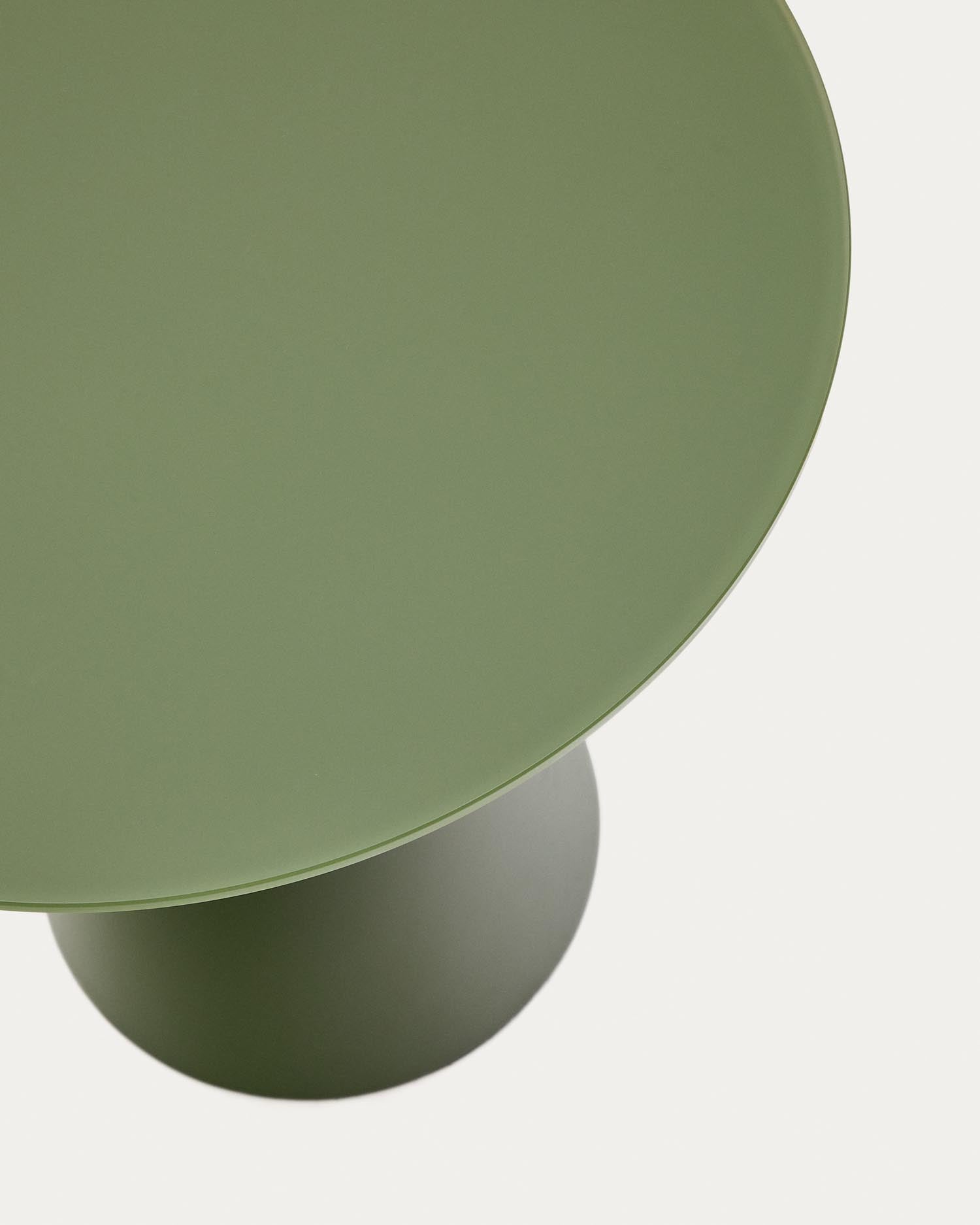 Der Wilshire Beistelltisch aus gehärtetem Milchglas und matt grünem Stahl ist ein stilvolles Möbelstück, das Eleganz und Funktionalität vereint. Mit einem Durchmesser von 50 cm passt er perfekt in jedes moderne Zuhause.