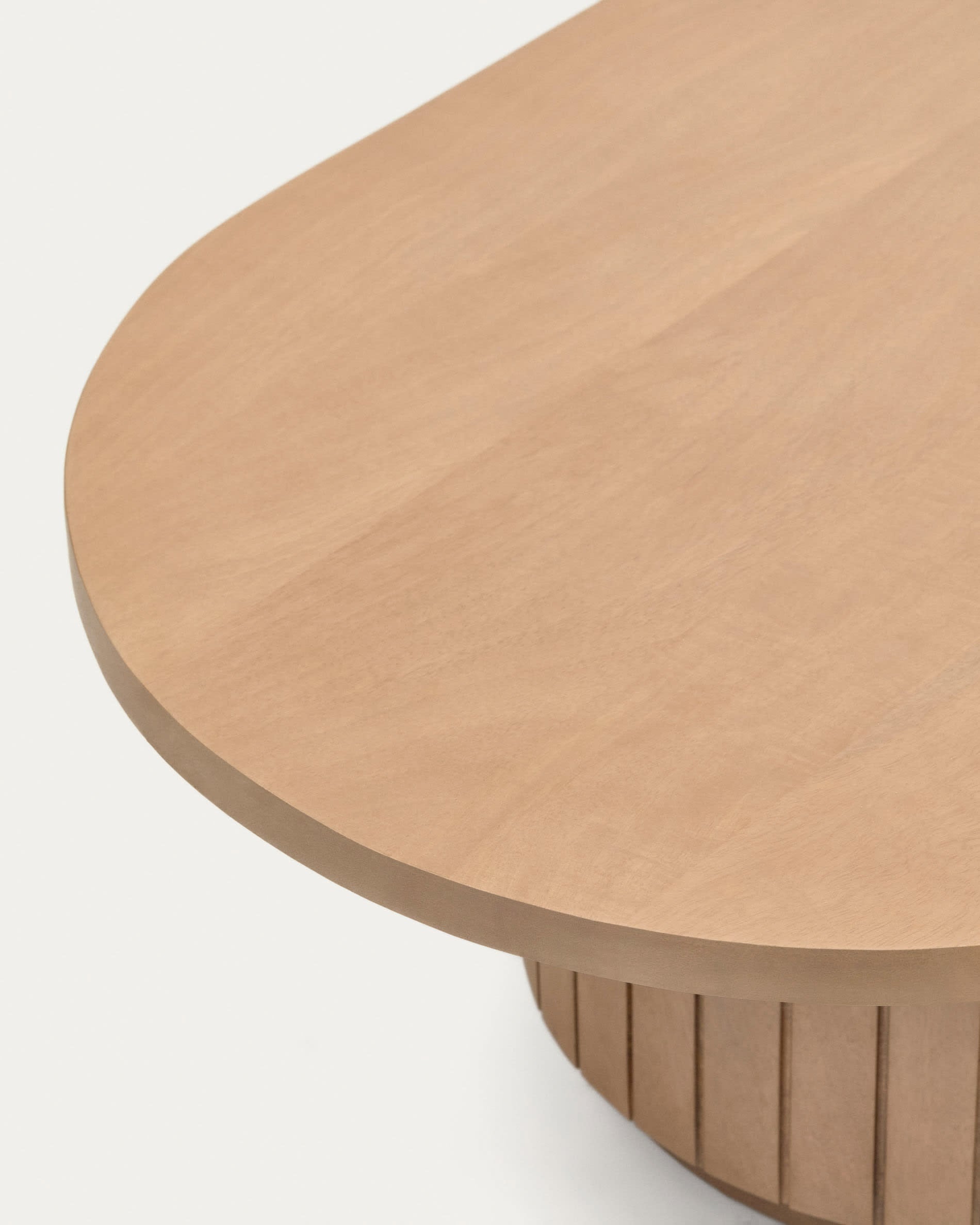 Eleganter Licia Couchtisch aus massivem Mangoholz, 120 x 60 cm. Ideal für stilvolle Wohnräume, vereint Langlebigkeit und zeitloses Design.