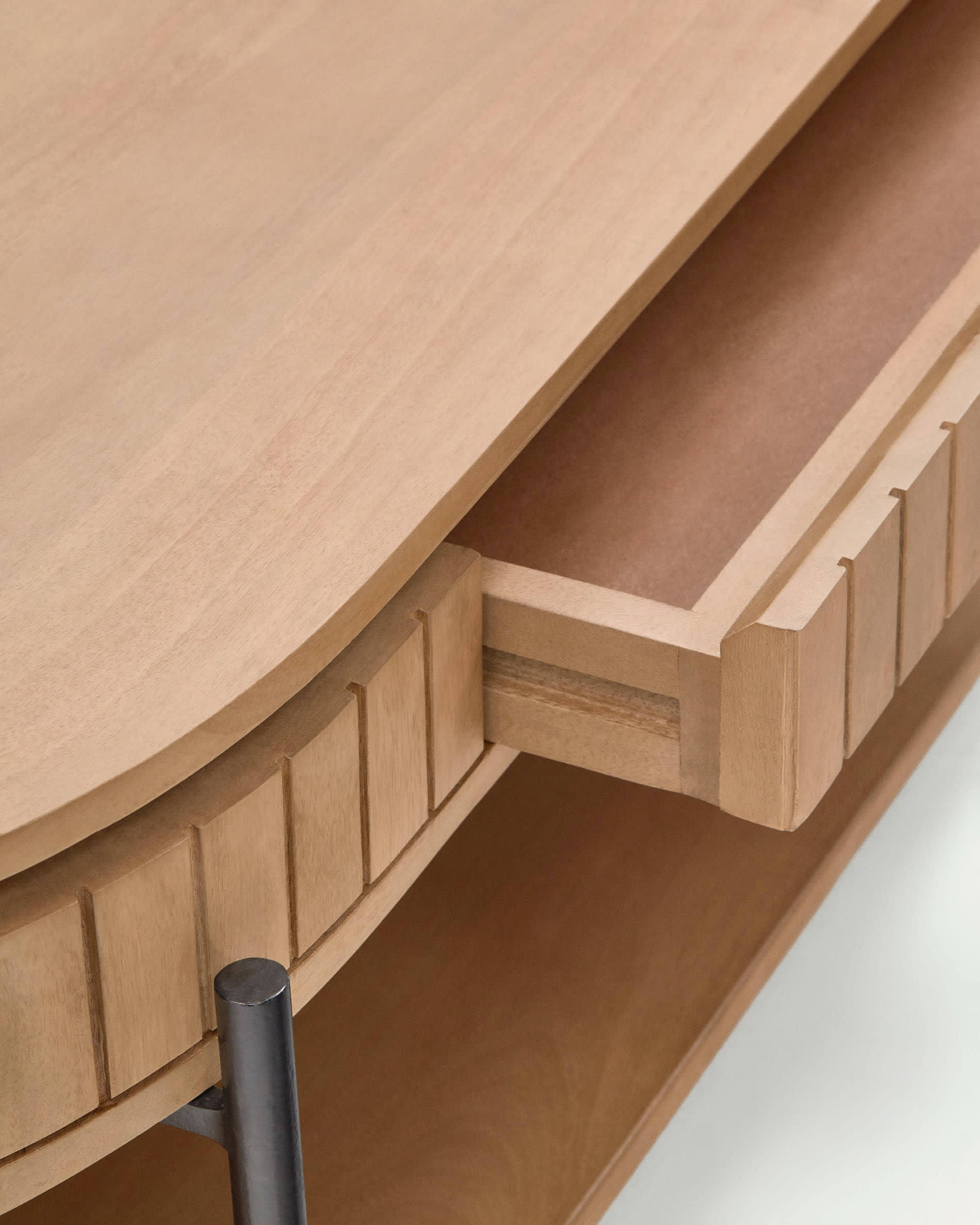 Eleganter Couchtisch aus massivem Mangoholz mit schwarzem Metallrahmen, 1 Schublade für zusätzlichen Stauraum, 130 x 65 cm, perfekt für jedes Wohnzimmer.