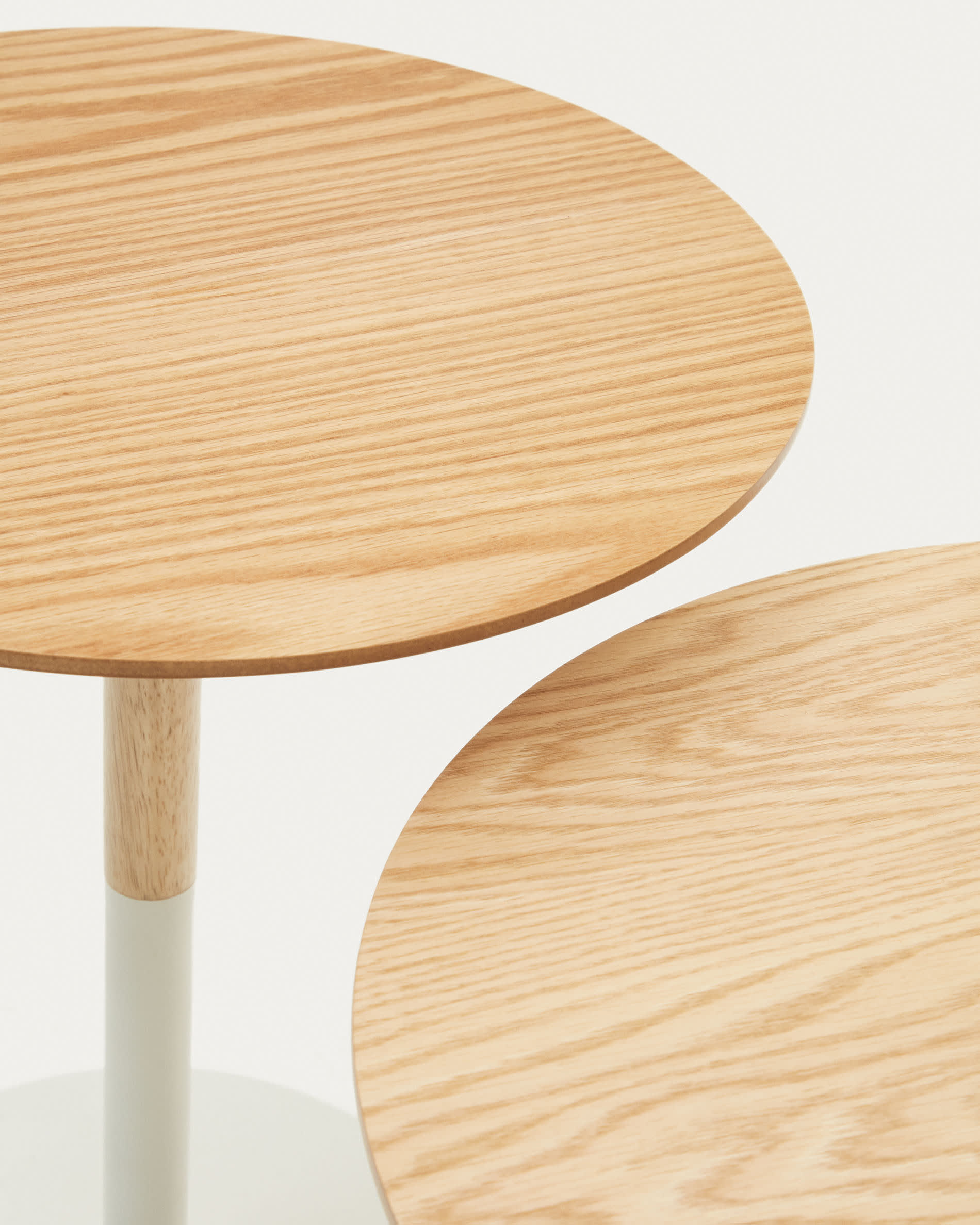 Stilvolles Beistelltisch-Set aus Eichenfurnier und mattweißem Metall, perfekt für skandinavisches Wohnen und vielseitige Einsatzmöglichkeiten.