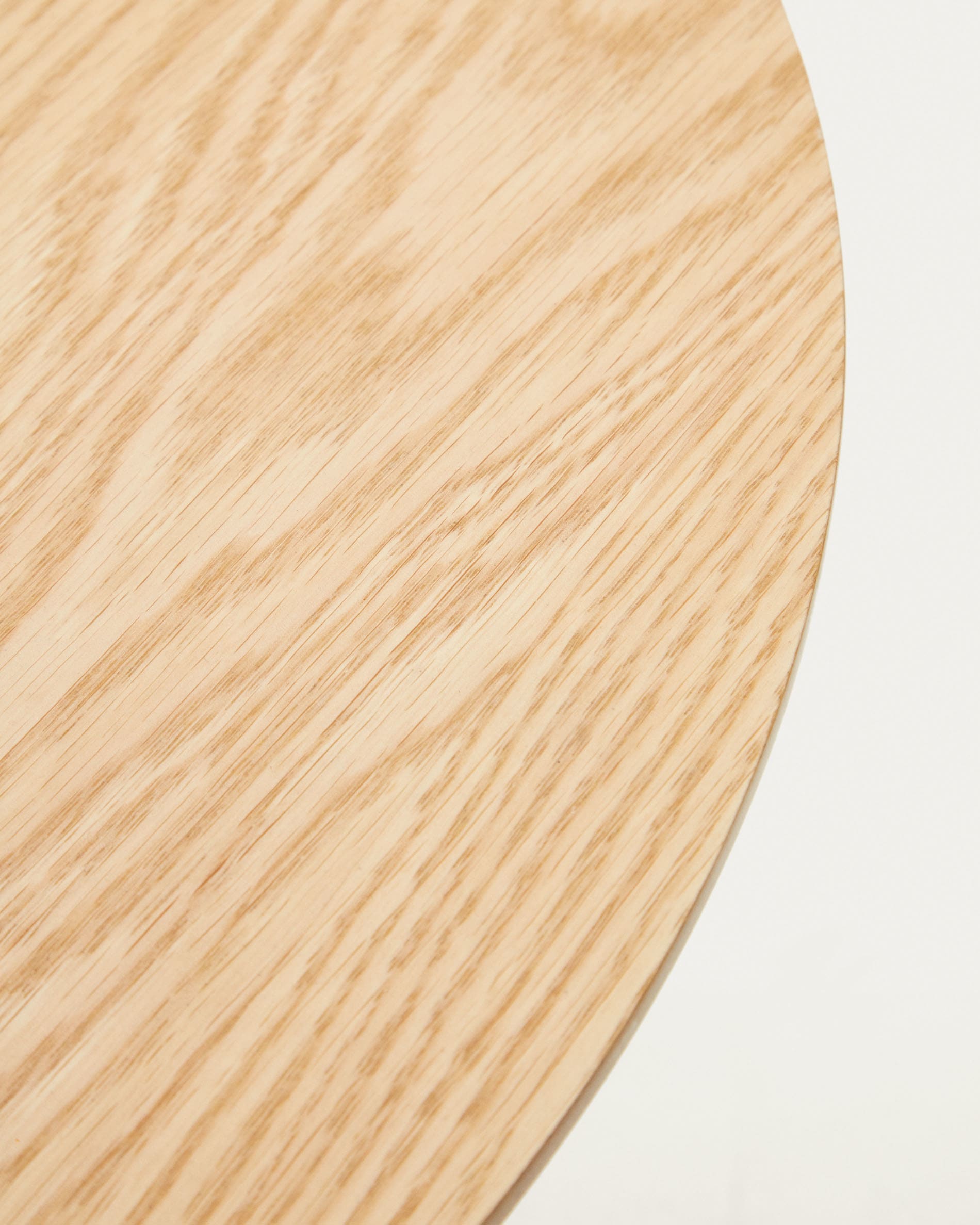 Elegantes Set aus 2 Beistelltischen mit Eichenfurnier und mattweißen Metallgestellen, ideal für moderne Wohnräume und vielseitige Nutzung.