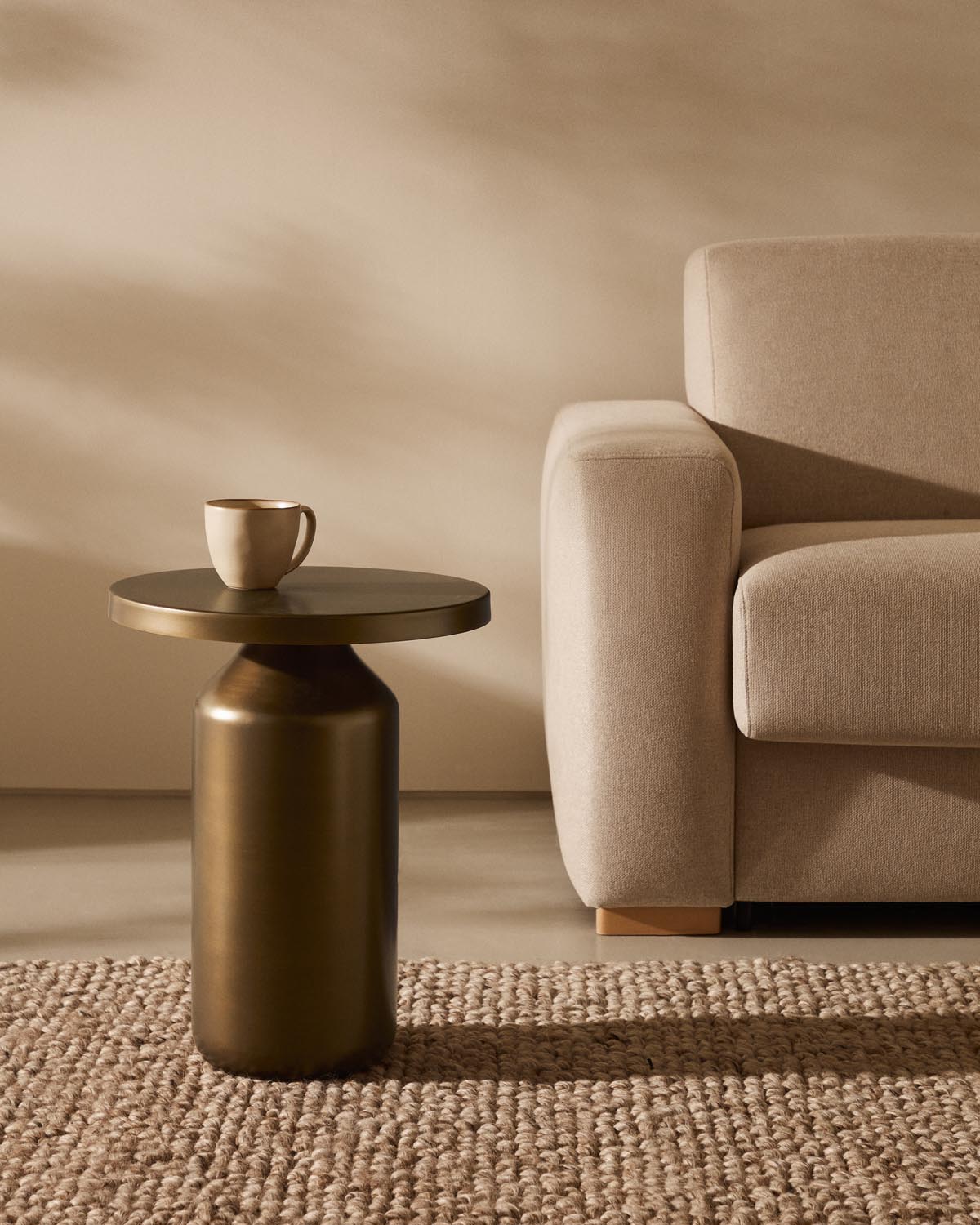 Moderner Kupfer-Beistelltisch Malya Ø 40,5 cm von Kave Home.