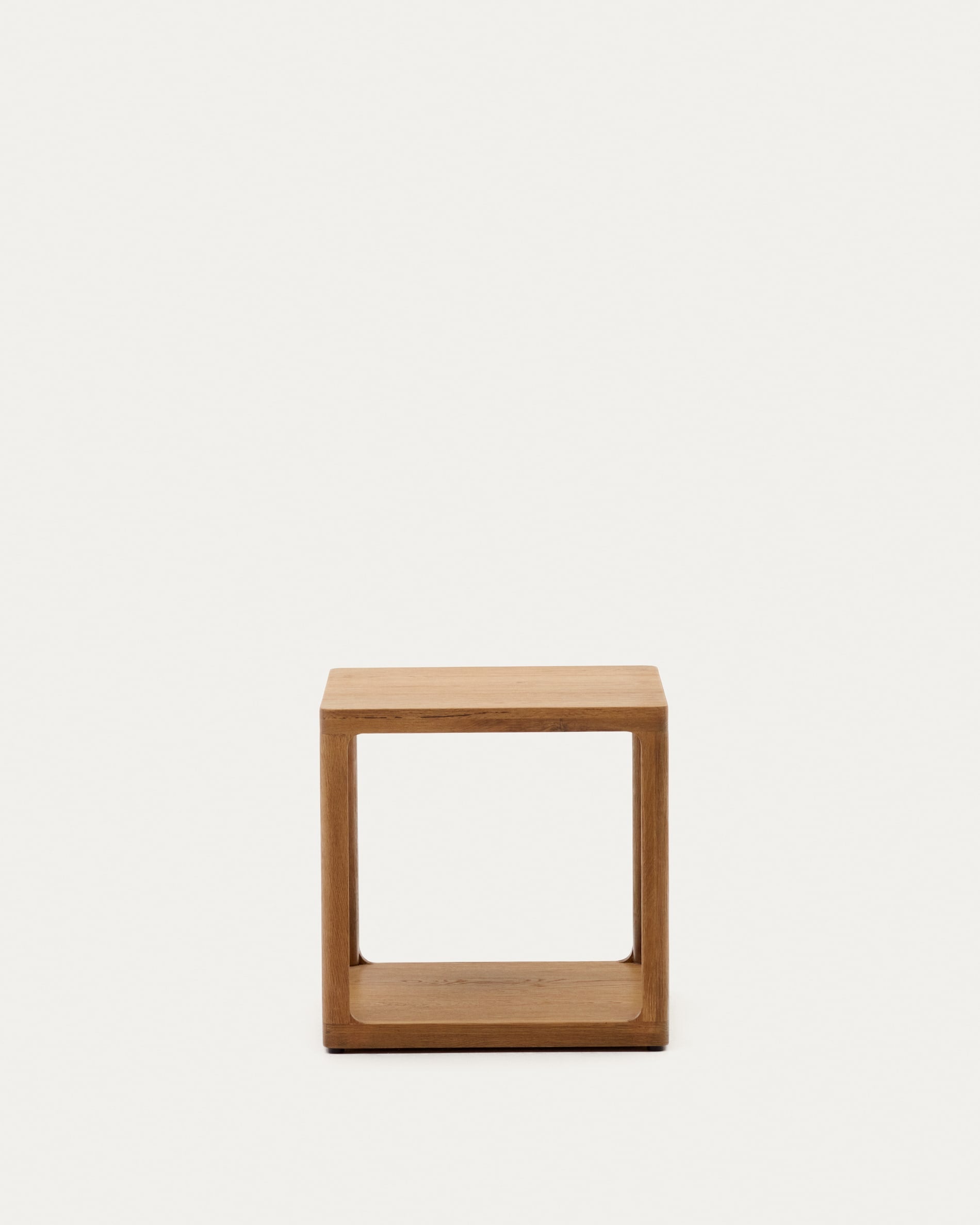 3D-Modell eines eleganten, funktionalen Eichenholz-Beistelltischs, 50x50 cm, von Kave Home, zeitloses Design.