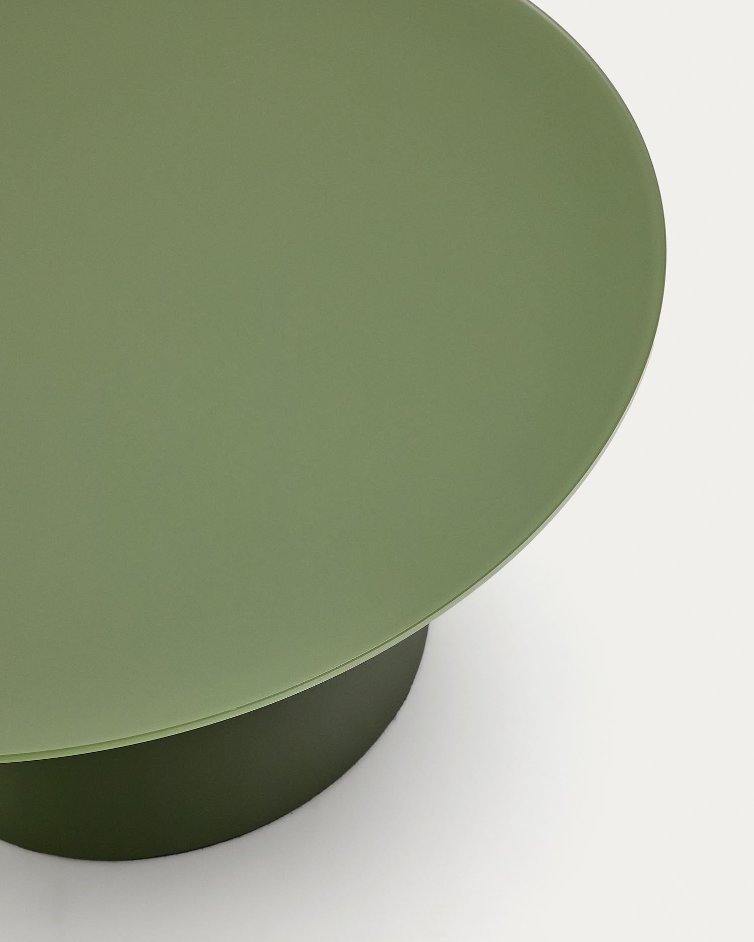 Der Wilshire Couchtisch vereint modernes Design mit Funktionalität. Aus gehärtetem Milchglas und grünem Stahl, perfekt für Ihr Wohnzimmer!