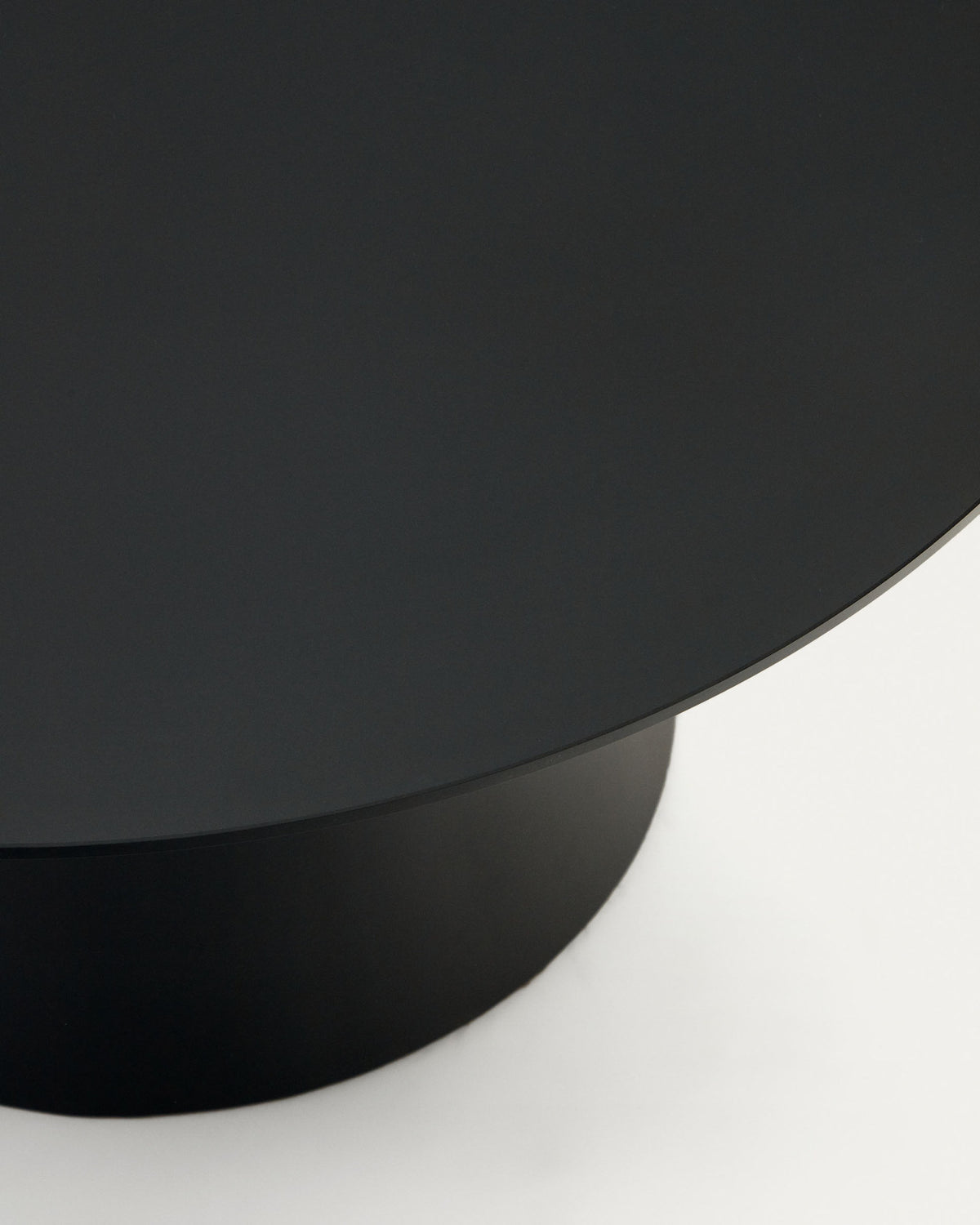 Wilshire Couchtisch aus aus gehärtetem Milchglas und Metall mit Finish in Schwarz Ø 80 cm in Schwarz präsentiert im Onlineshop von KAQTU Design AG. Couchtisch ist von Kave Home