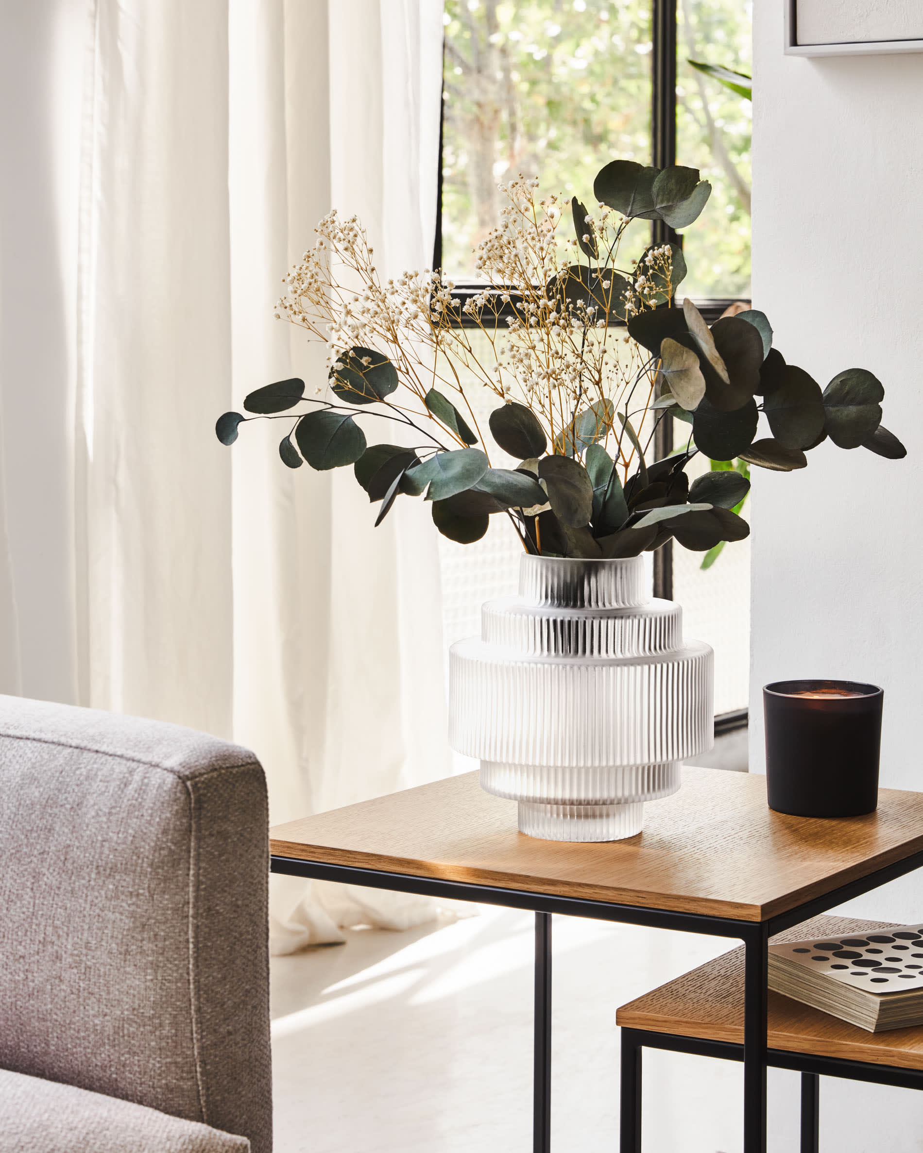 Modernes Set aus zwei Beistelltischen mit Eichenfurnier und schwarzem Metallgestell, ideal für stilvolle Wohnräume.