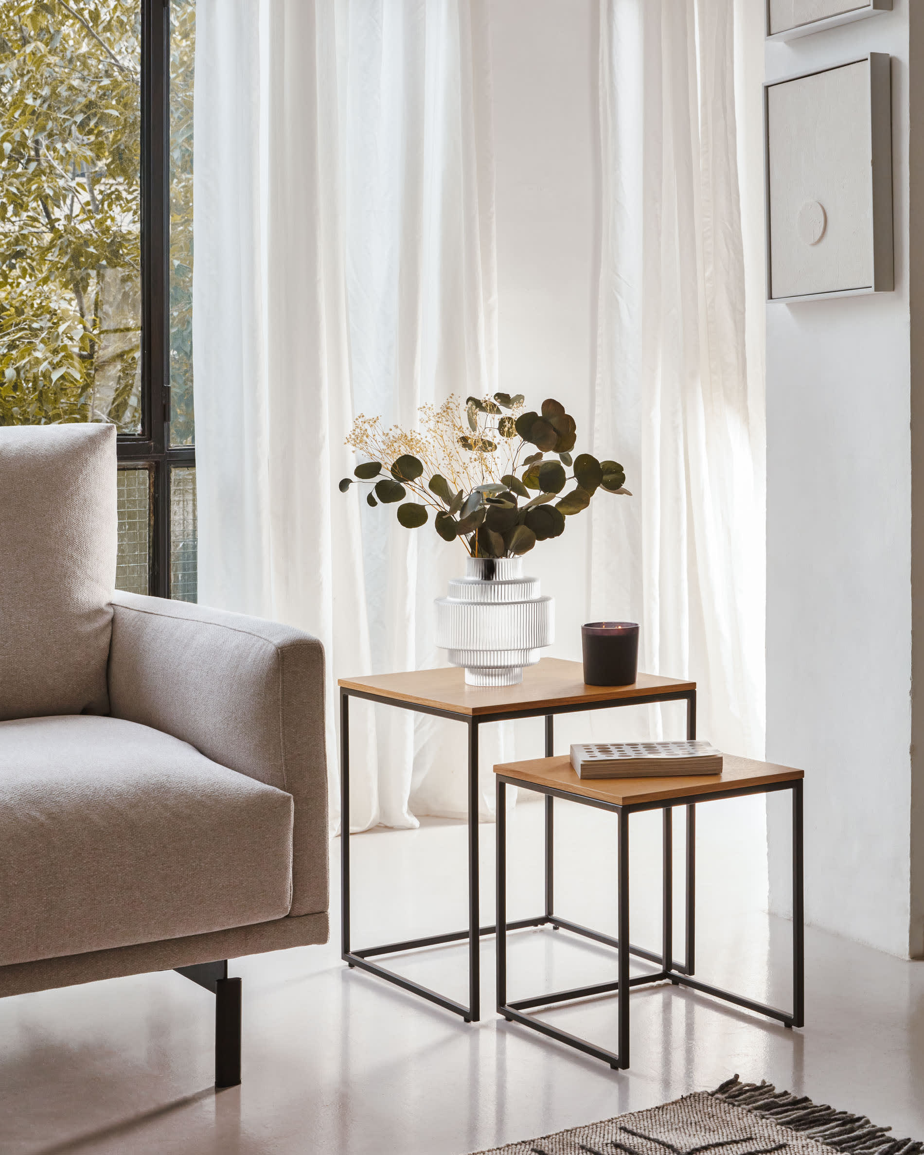 Elegantes Set aus zwei Beistelltischen mit Eichenfurnier und schwarzem Metall, perfekt für zeitgemässe Wohnräume.