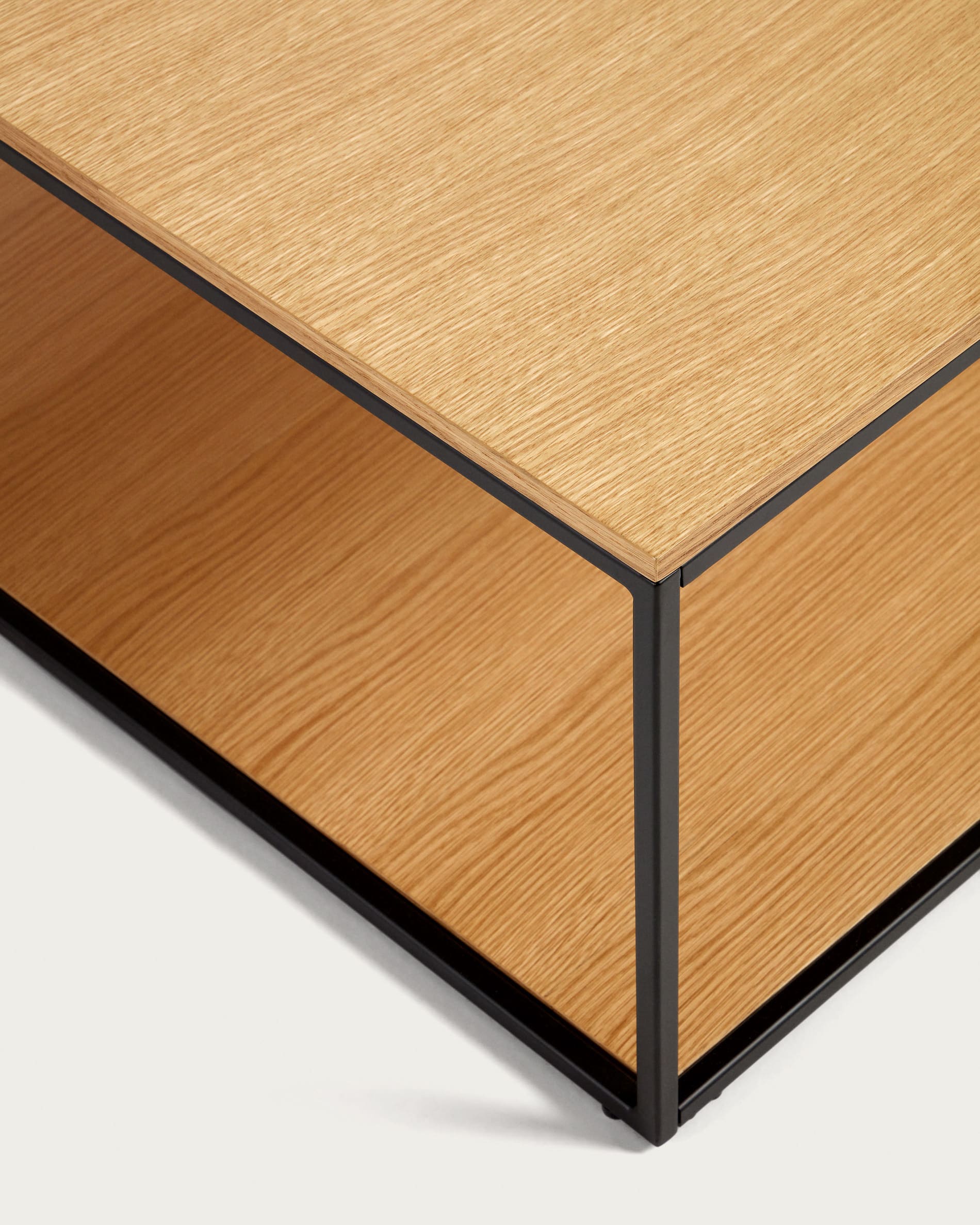 Yoana Couchtisch: Elegantes Eichenfurnier trifft auf robustes Metallgestell. 80x80 cm, perfekt für stilvolle Wohnräume.