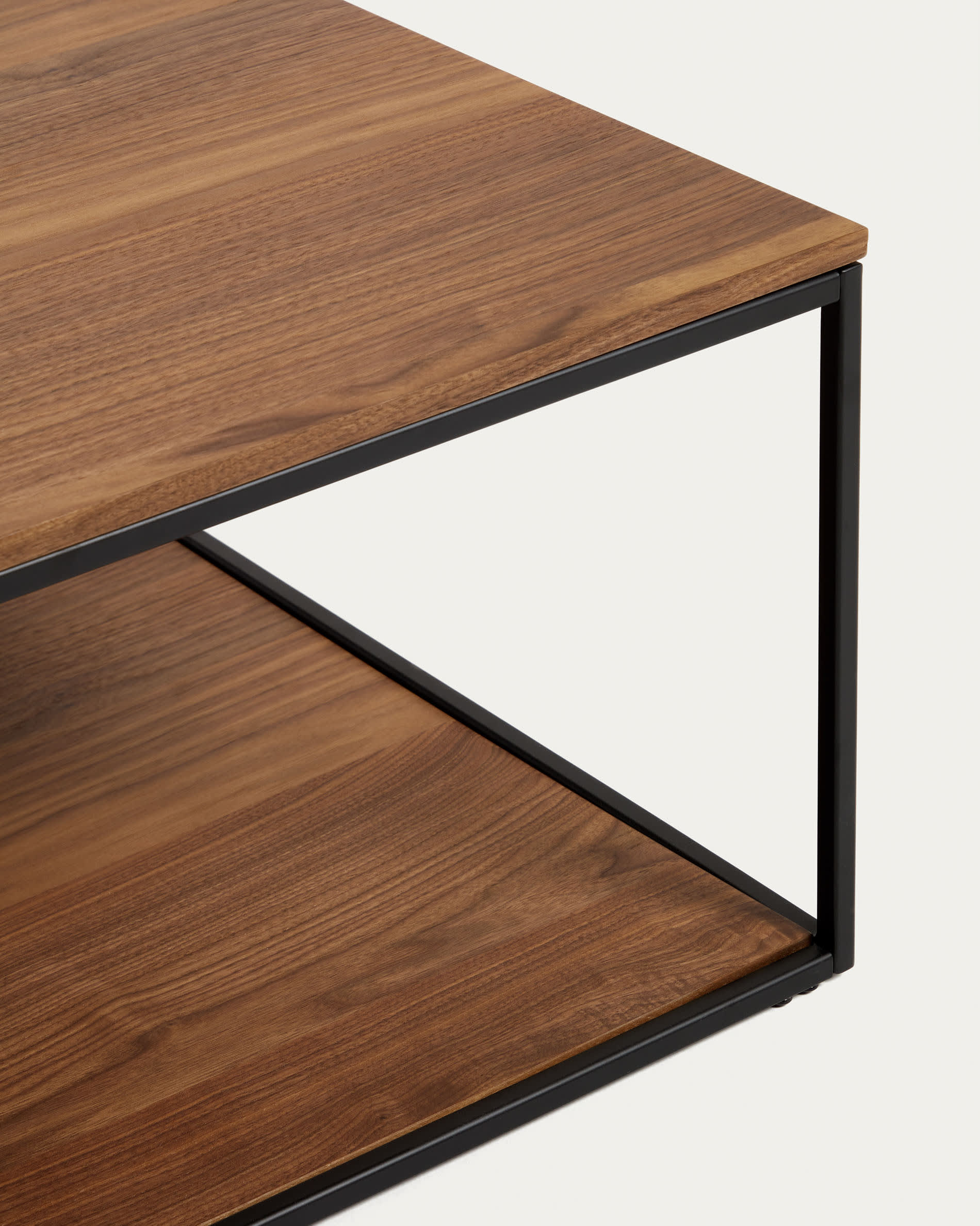 Eleganter Yoana Couchtisch aus Nussholzfurnier und robustem, schwarz lackiertem Metallgestell, 80 x 80 cm – ideal für stilvolle Wohnräume.