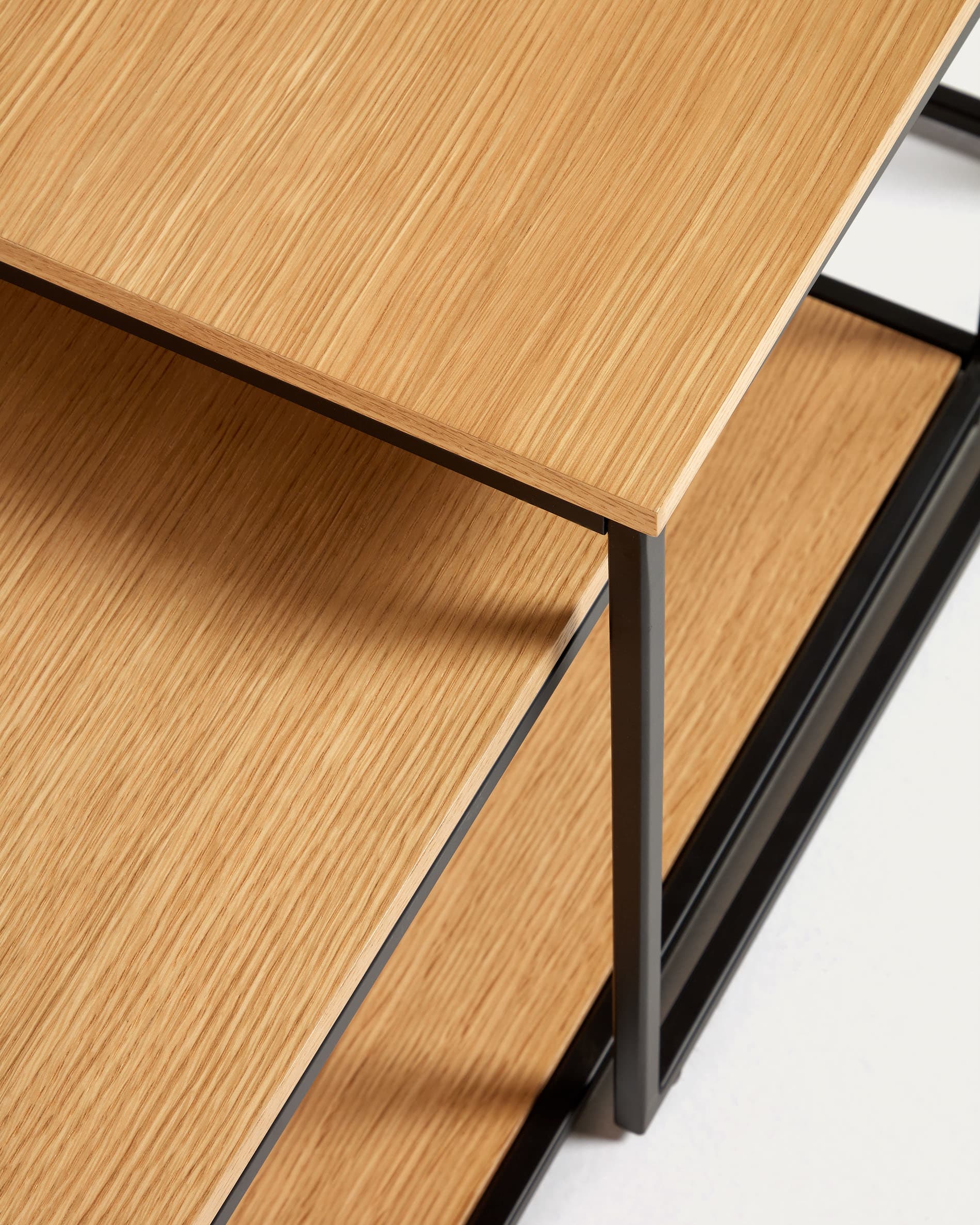 Entdecke das Yoana Set: Zwei elegante Beistelltische aus Eichenfurnier und robustem Metallgestell, perfekt für jeden Wohnstil.