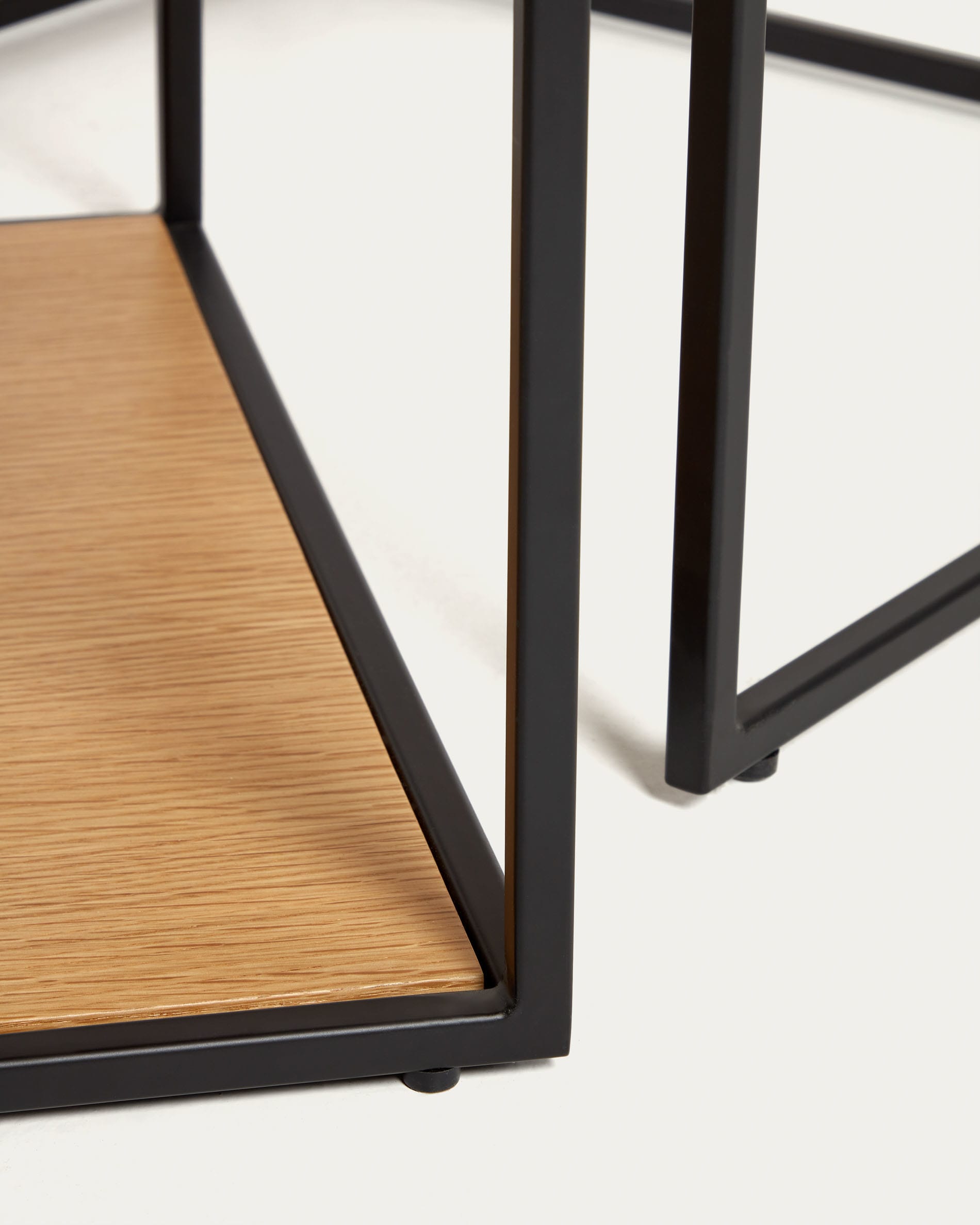 Stylisches Yoana Set: Zwei vielseitige Beistelltische aus hochwertigem Eichenfurnier und modernem Metallgestell für jeden Raum.