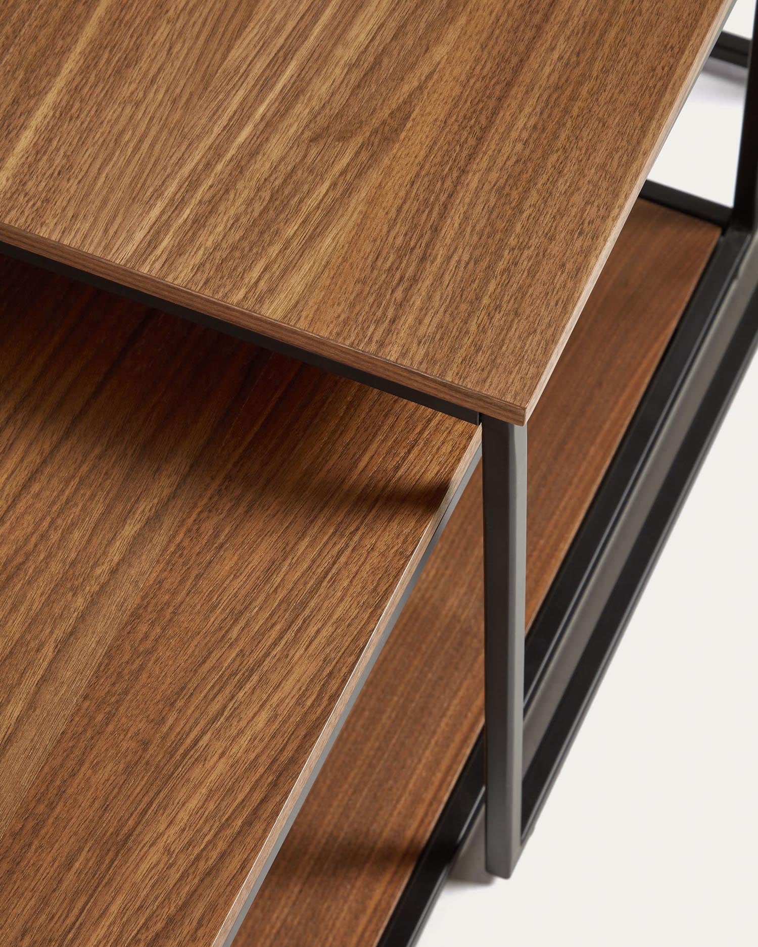 Entdecken Sie das Yoana Set: Zwei vielseitige Beistelltische aus edlem Nussholzfurnier und robustem, schwarzem Metallgestell für Ihr Zuhause.