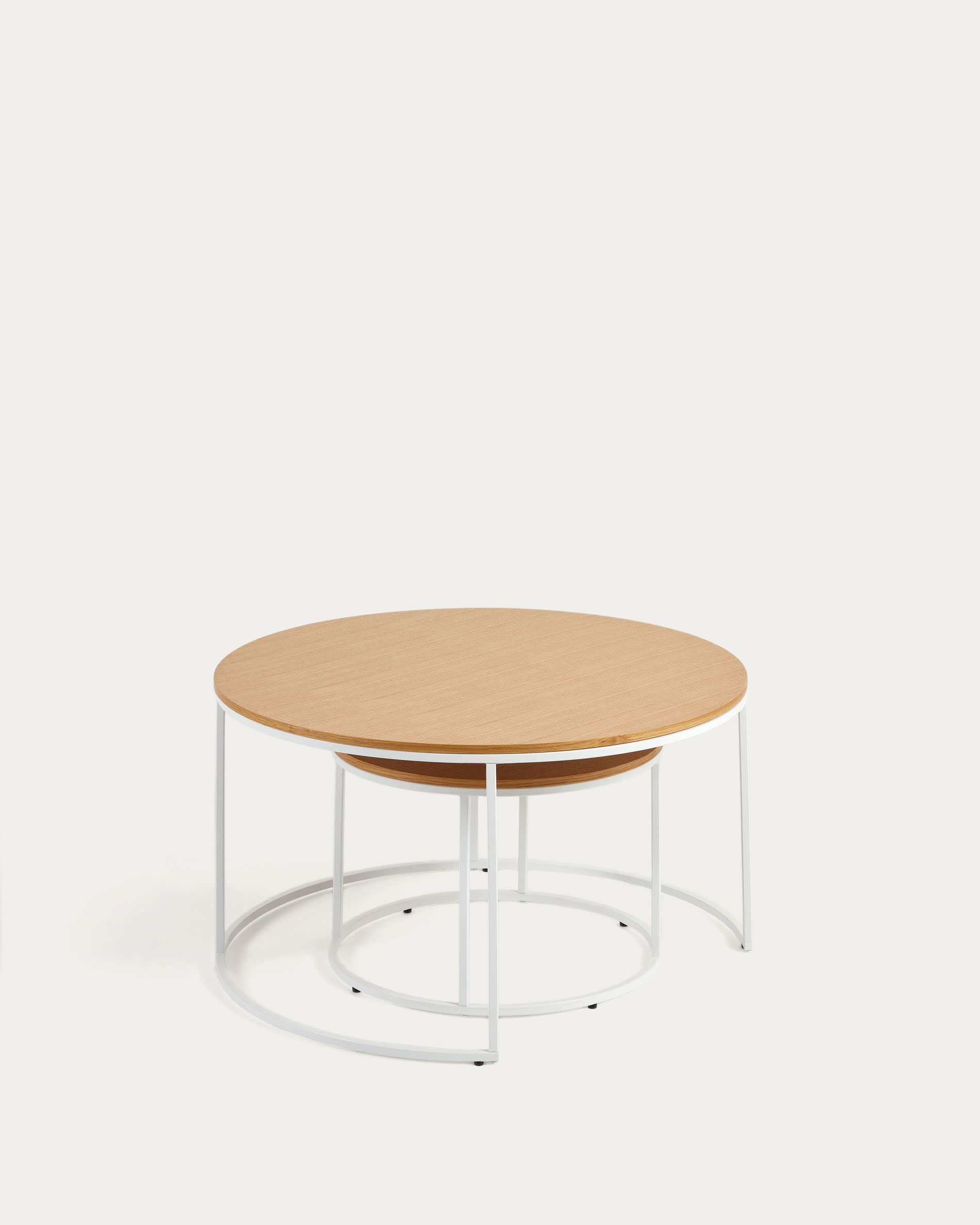 Das Yoana Set besteht aus zwei stilvollen Beistelltischen mit Eichenfurnier und weissem Metall, ideal für modernes Wohnen.