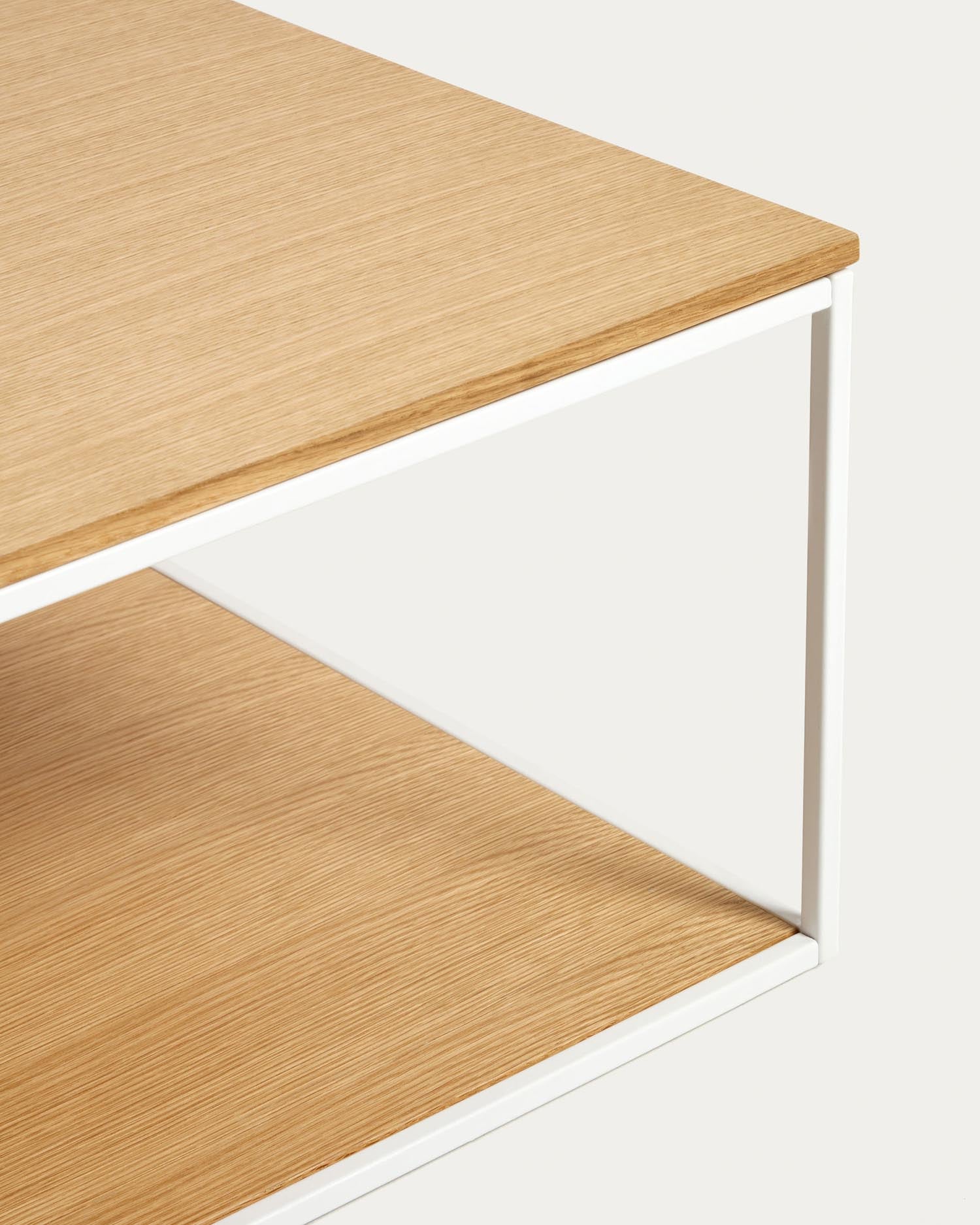 Moderner Yoana Couchtisch (80x80 cm) aus Eichenfurnier und weißem Metall. Perfekt für jeden Wohnstil, langlebig und funktional.