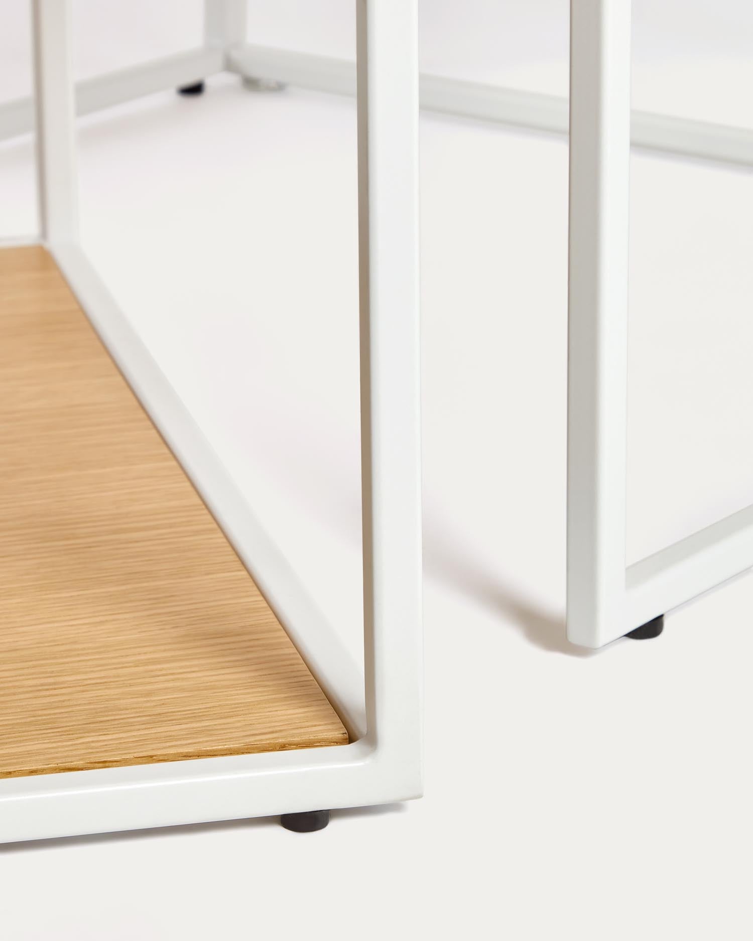 Erleben Sie die eleganten Yoana Satztische aus Eichenfurnier und robustem weißen Metallgestell – perfekt für stilvolle Akzente in Ihrem Zuhause.