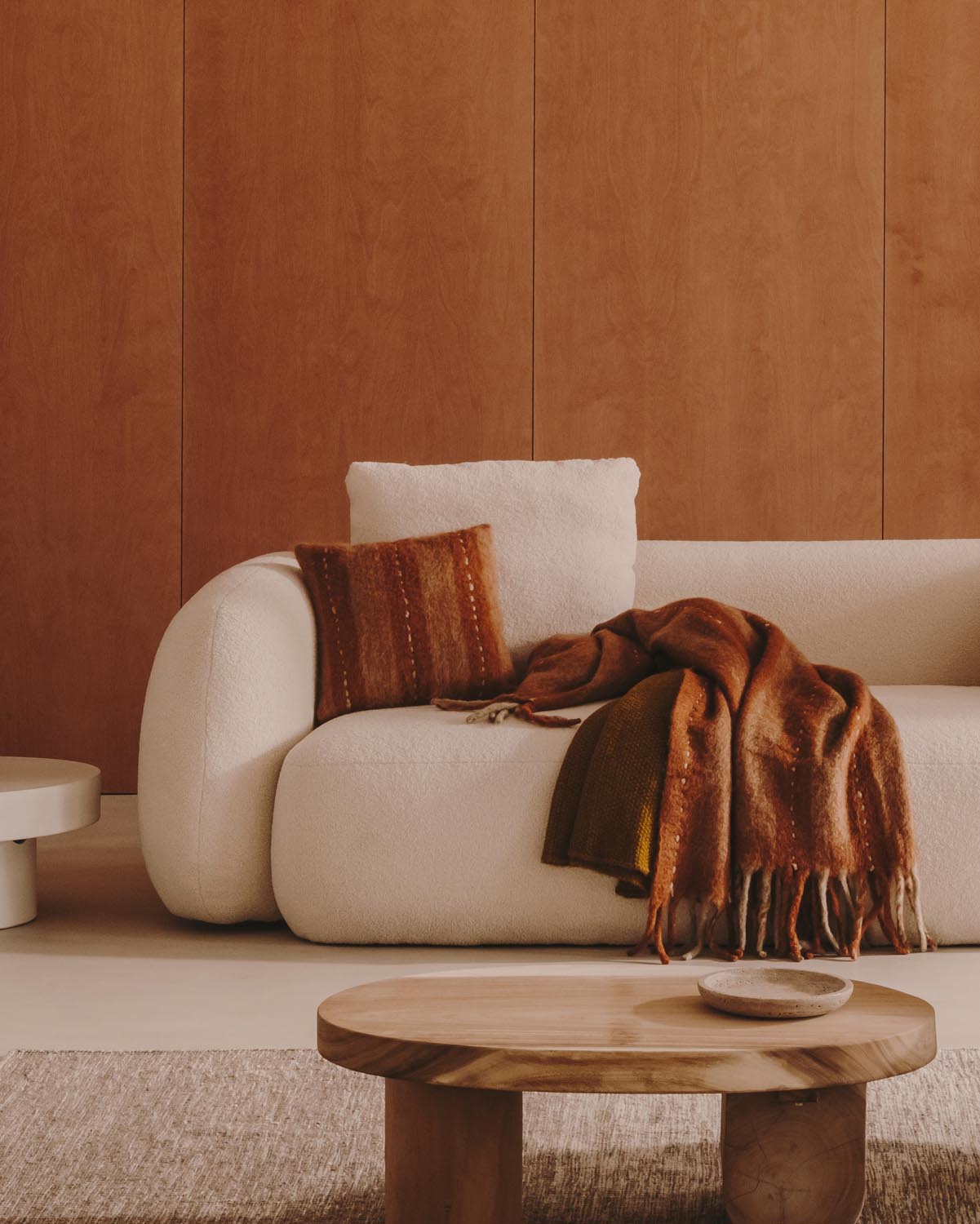 Mosi Couchtisch: Handgefertigtes Design aus hochwertigem Mungurholz.