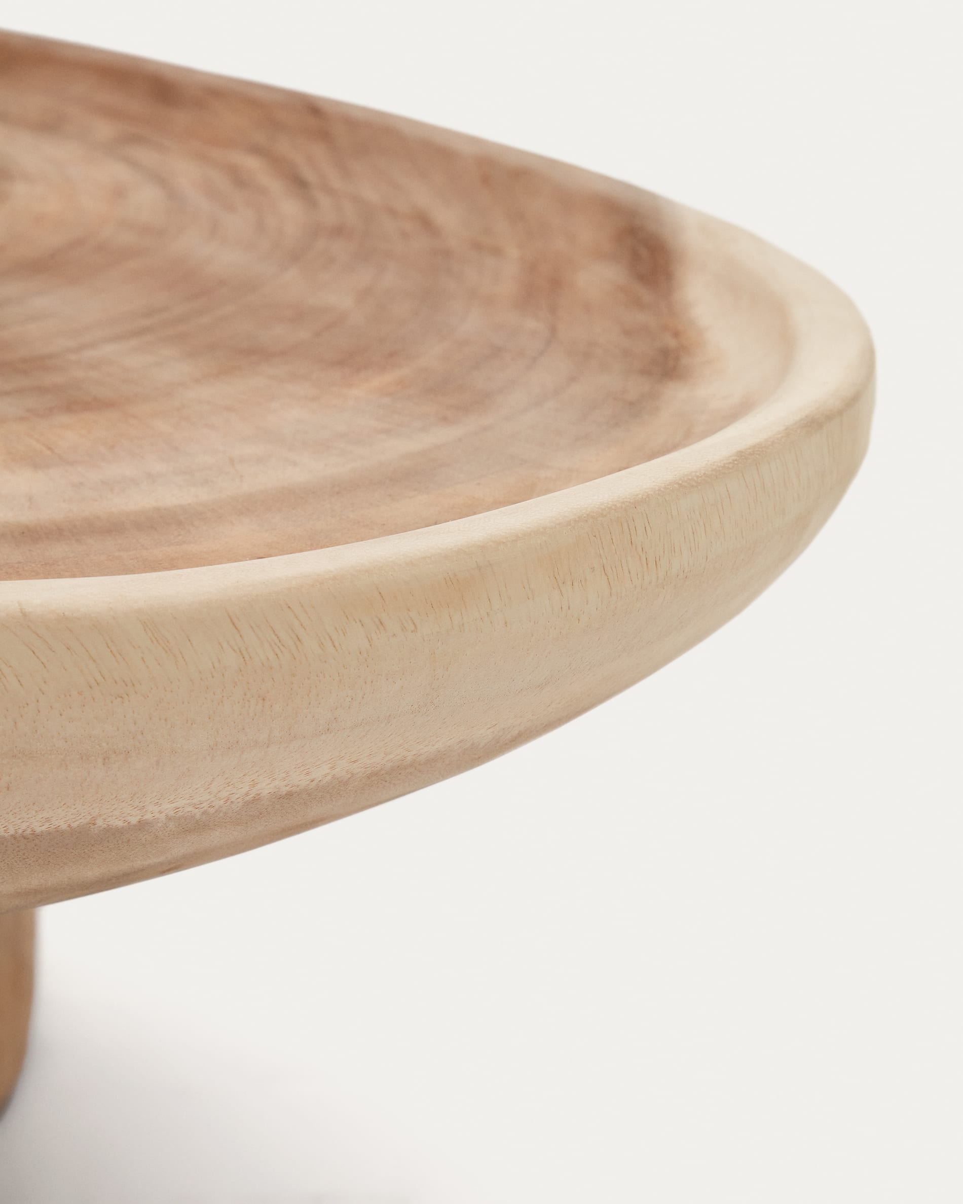 Robuster Mosi Couchtisch aus Mungurholz, Ø 90 cm, 50 cm hoch. Ideal für einladende Wohnräume und umweltbewusste Einrichtung.