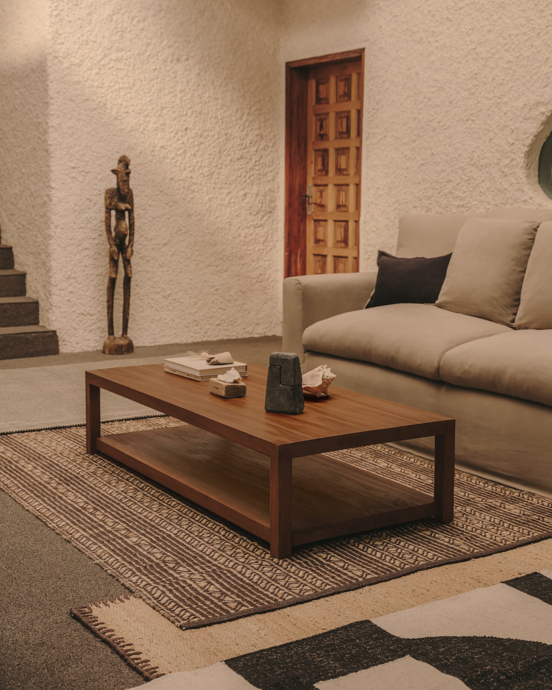 Moderner Couchtisch Sashi aus massivem Teakholz, 150 x 70 cm, von Kave Home – langlebig, ästhetisch und perfekt für Ihr Wohnzimmer.