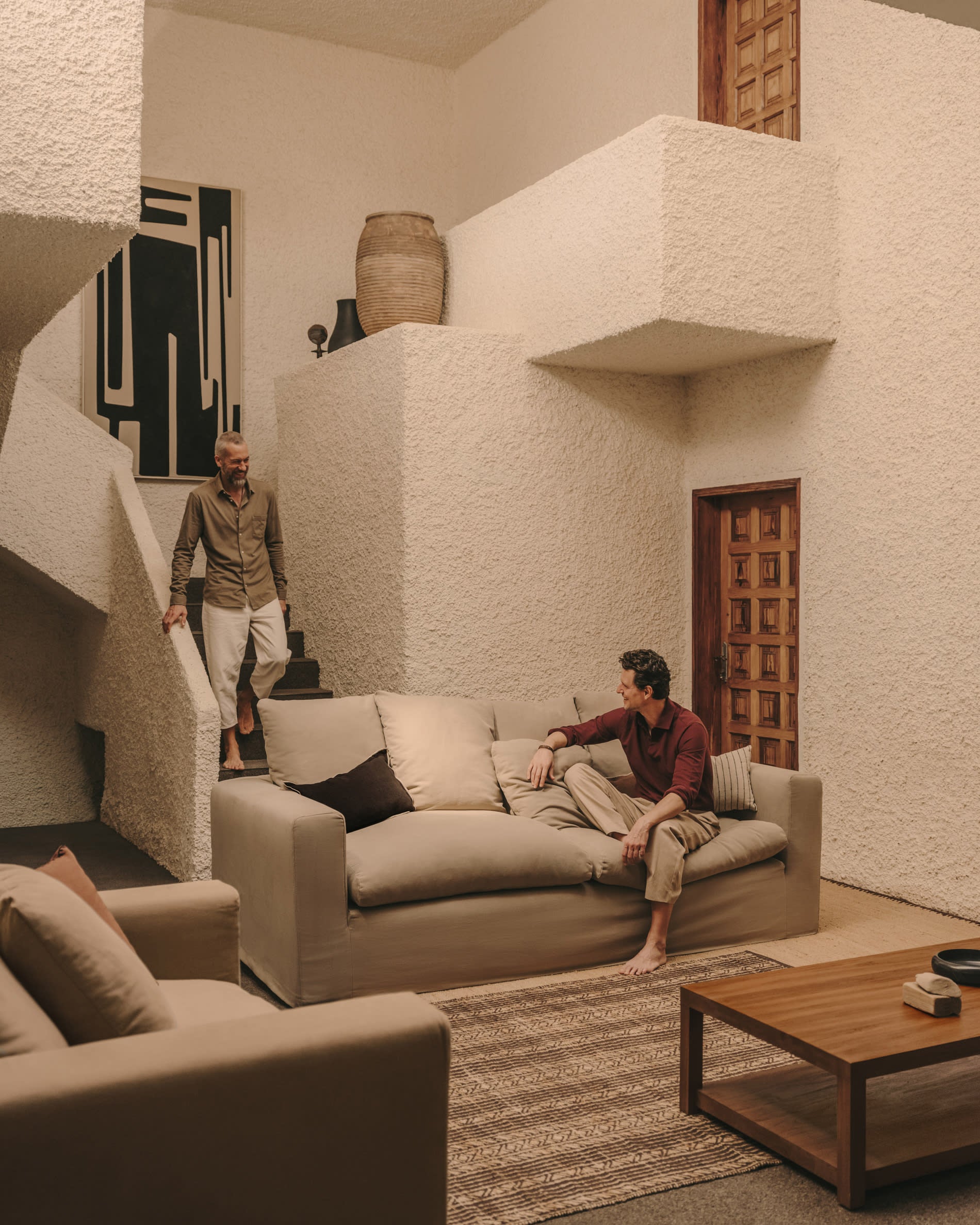 Sashi Beistelltisch aus massivem Teakholz, 90x90 cm, von Kave Home – robust, stilvoll und perfekt für moderne Wohnräume.