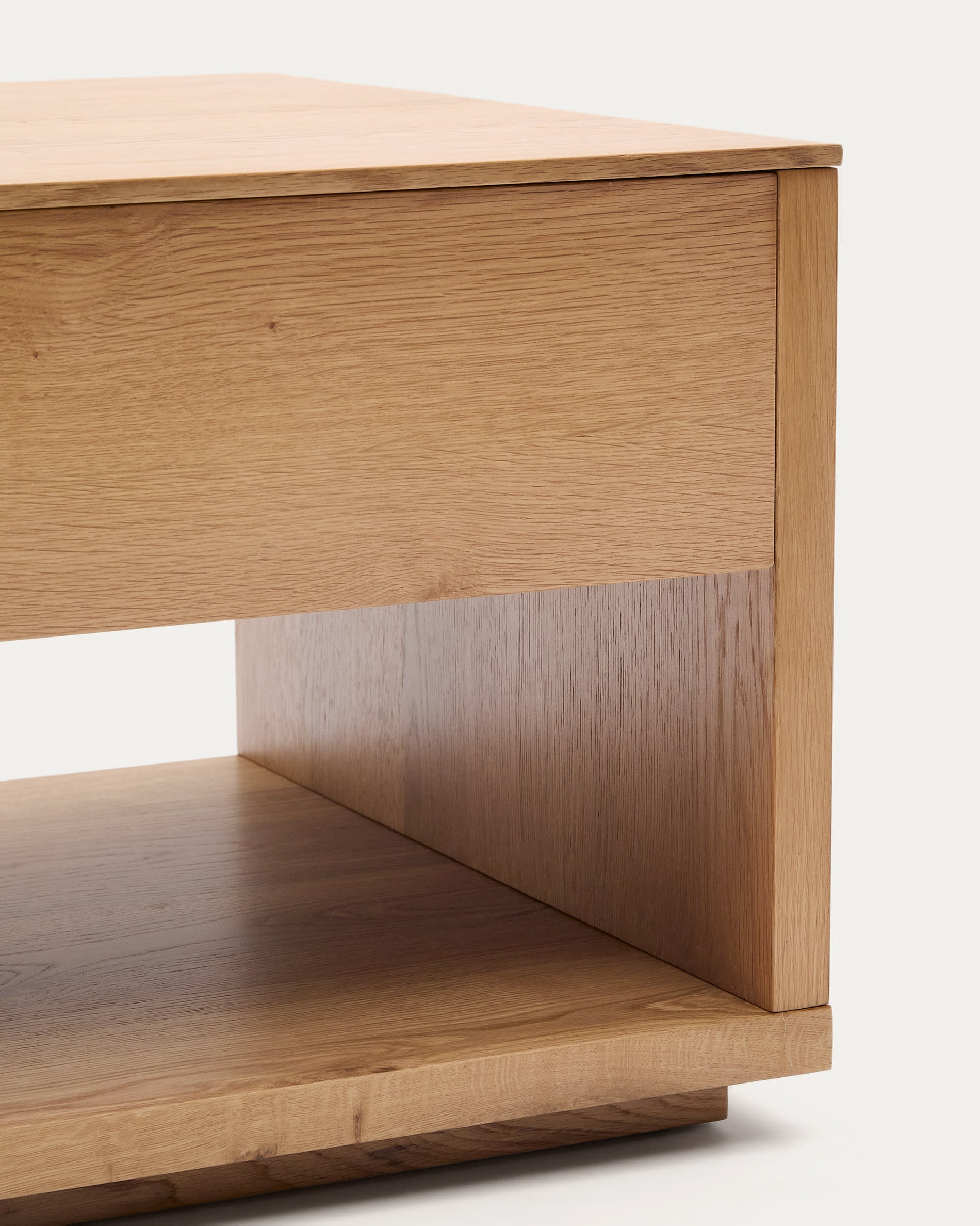 Vielseitiger Couchtisch Alguema aus Eichenfurnier, 120 x 60 cm, mit warmem Naturfinish. Ideal für modernes Wohnen und flexible Nutzung.