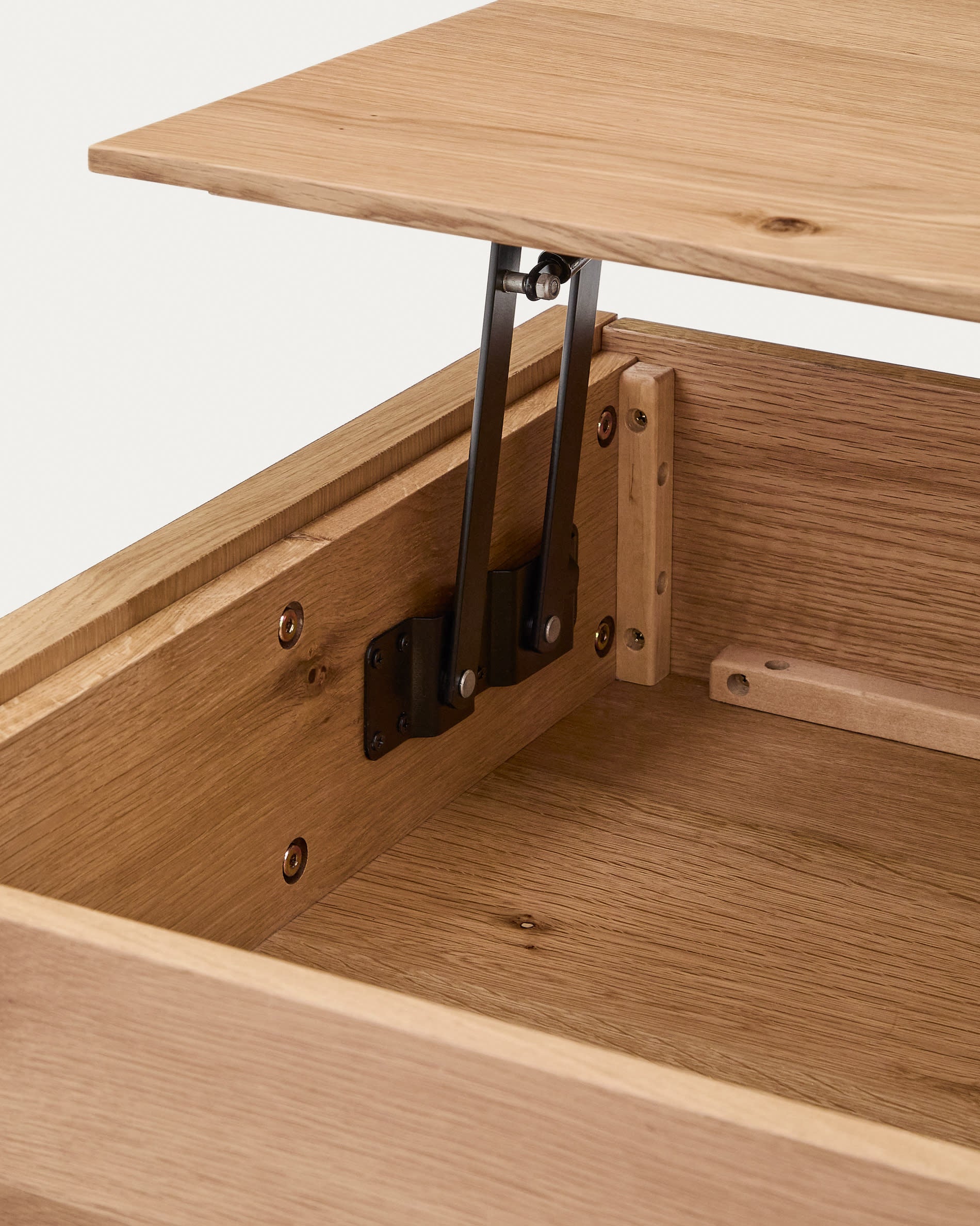 Vielseitiger Couchtisch Alguema aus Eichenfurnier, 120 x 60 cm, mit warmem Naturfinish. Ideal für moderne und funktionale Wohnkonzepte.