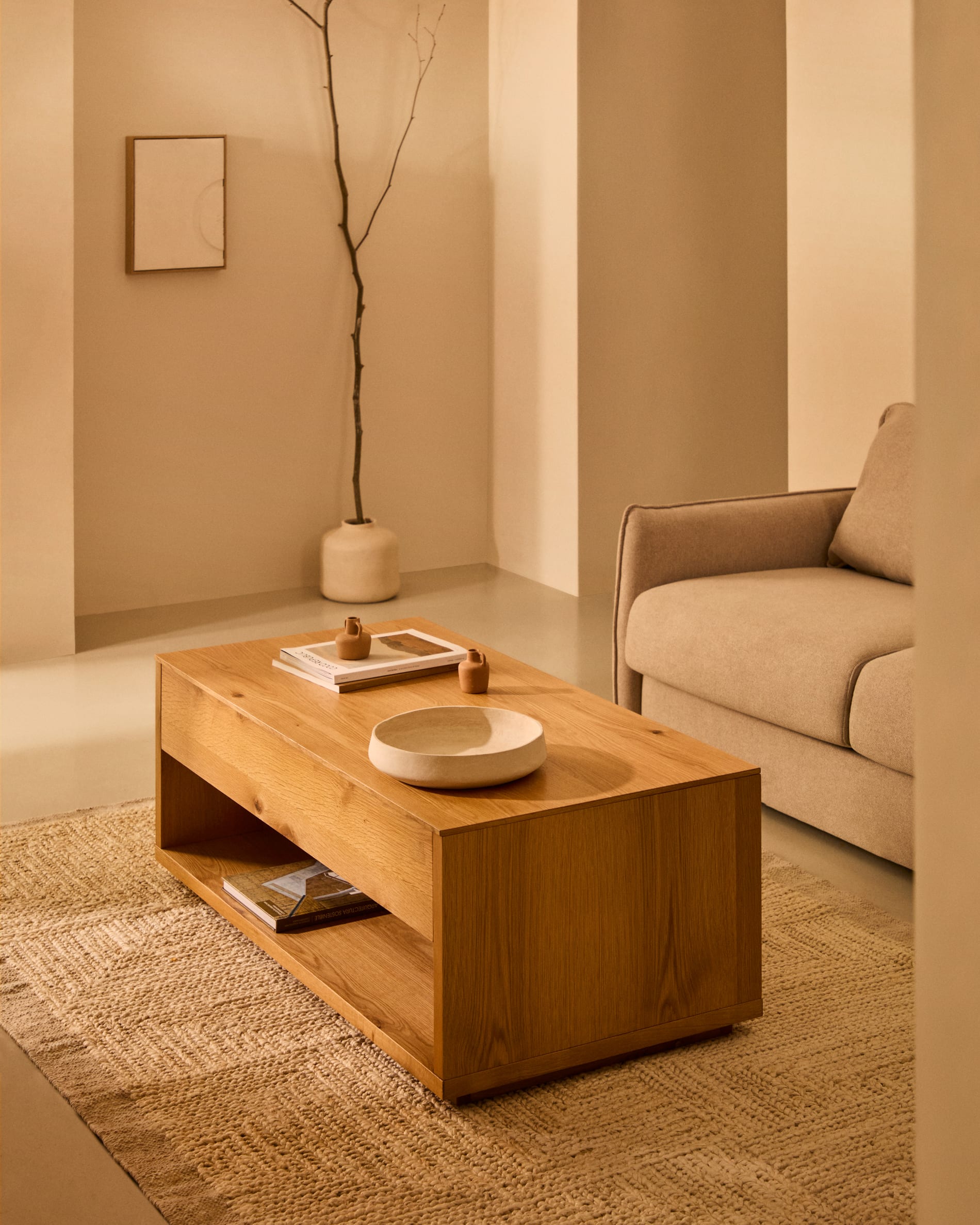 Hochklappbarer Couchtisch aus Eichenfurnier, naturfarben, 120x60 cm, von Kave Home. Stilvoll und praktisch für modernes Wohnen.