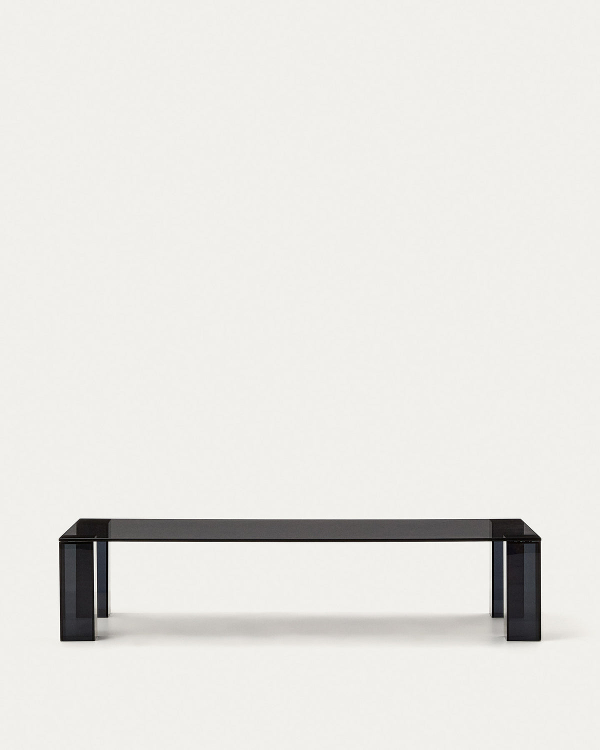 Couchtisch Adularia aus dunkelgrauem gehärtetem Glas 140 x 60 cm in Schwarz präsentiert im Onlineshop von KAQTU Design AG. Couchtisch ist von Kave Home