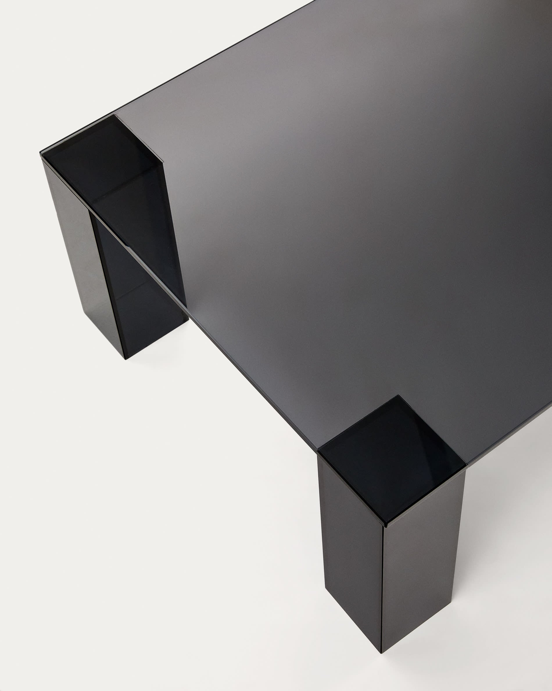 Eleganter Couchtisch Adularia aus widerstandsfähigem, dunkelgrauem gehärtetem Glas, 140 x 60 cm – ideal für modernes Wohnen.