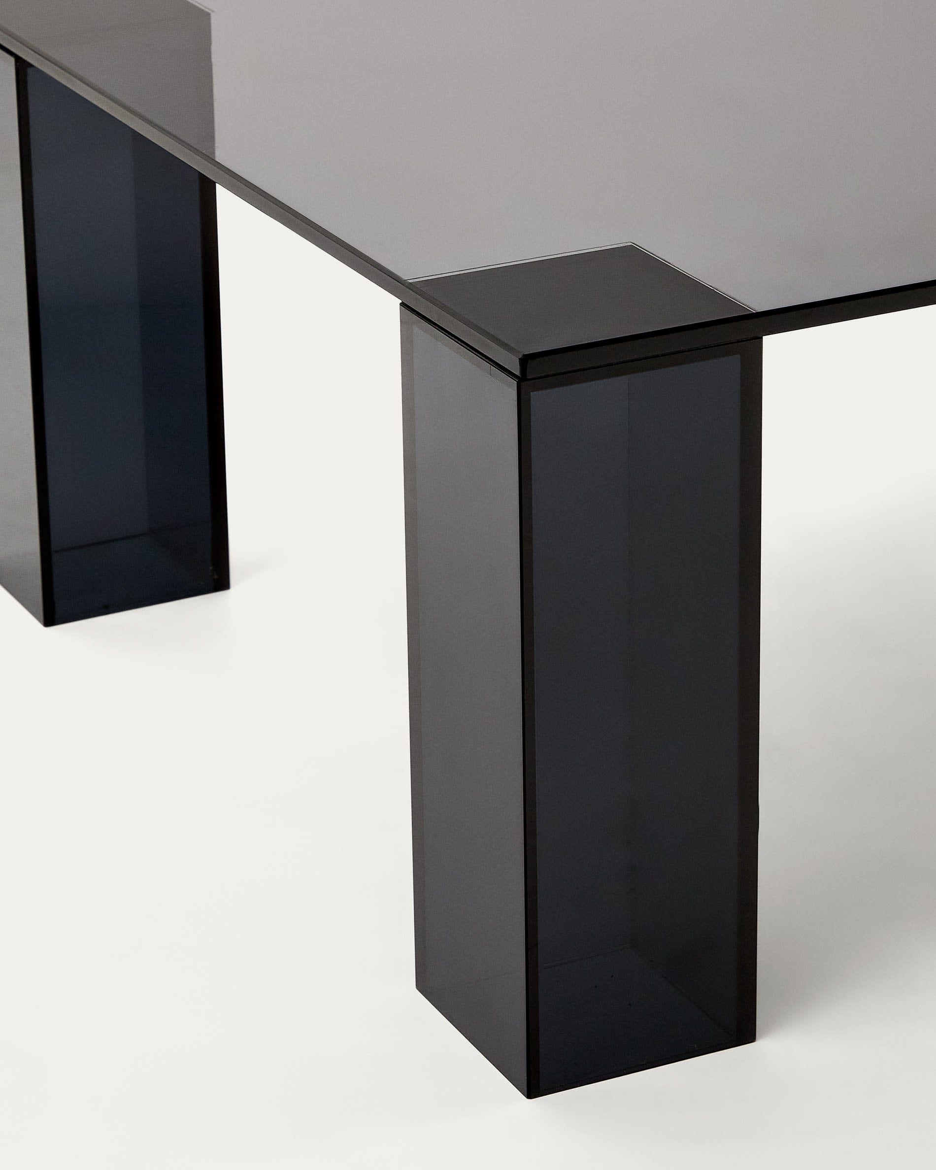 Moderner Couchtisch Adularia aus robustem, dunkelgrauem gehärtetem Glas (140 x 60 cm) – perfektes Design für stilvolle Wohnräume.
