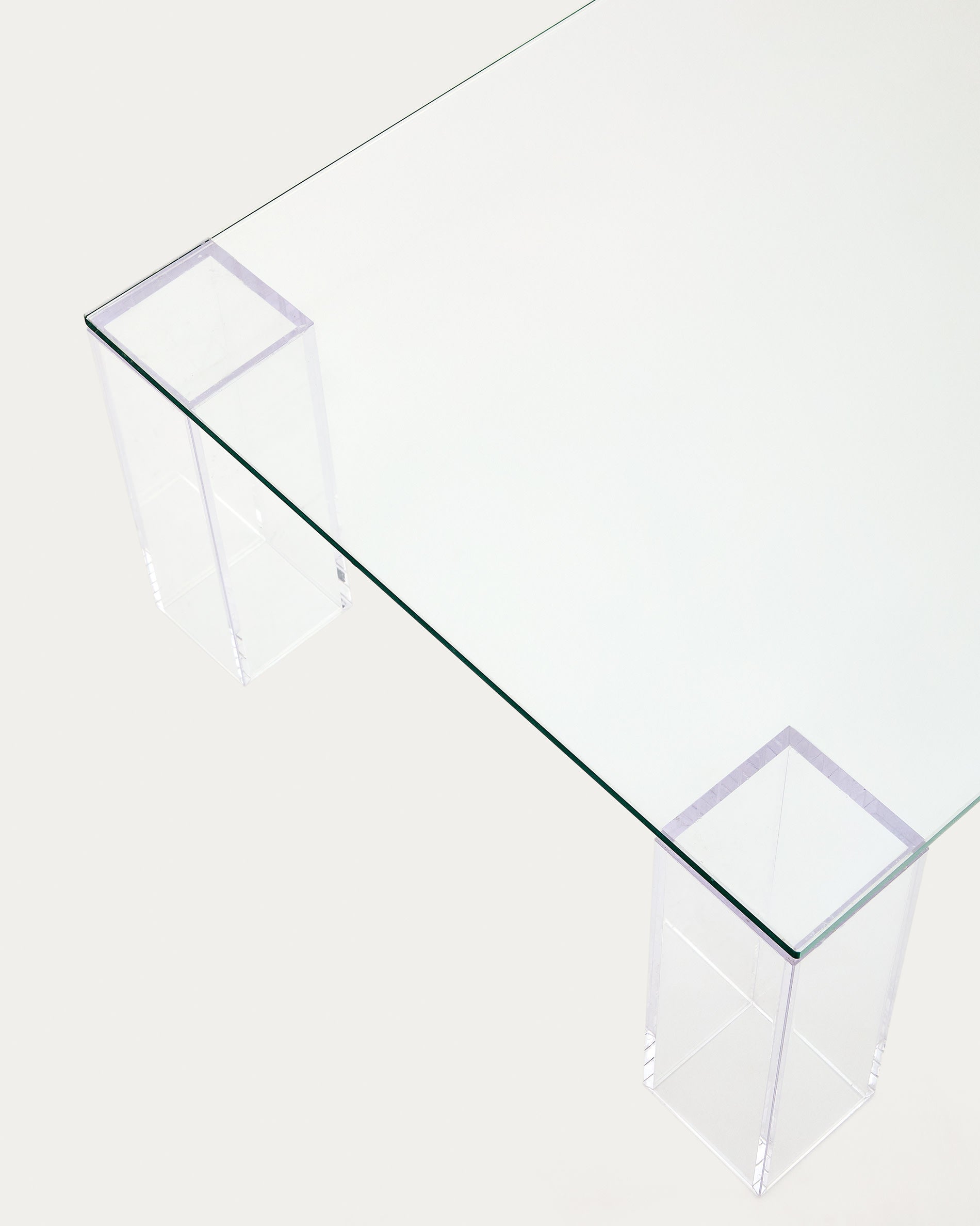 Moderner Couchtisch Adularia aus transparentem gehärtetem Glas, 140 x 60 cm, vereint zeitlose Eleganz und Funktionalität für jedes Zuhause.