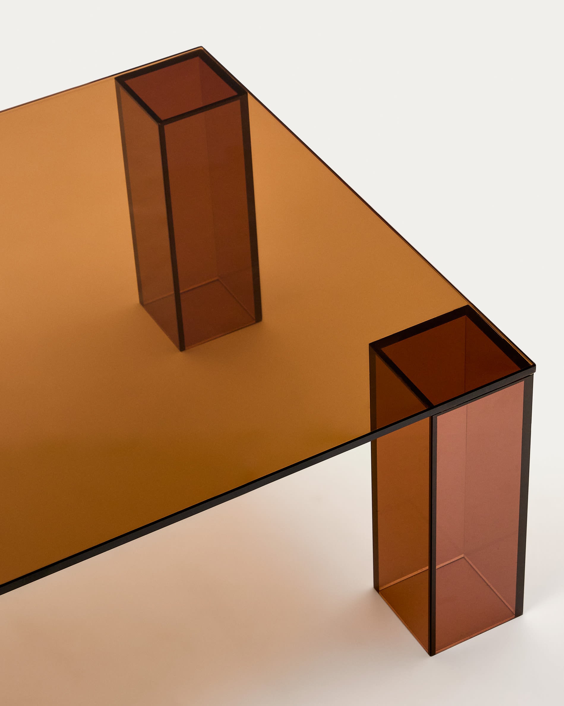 Moderner Couchtisch Adularia von Kave Home, gefertigt aus braunem gehärtetem Glas (140 x 60 cm) – stilvoll und funktional für jedes Wohnzimmer.