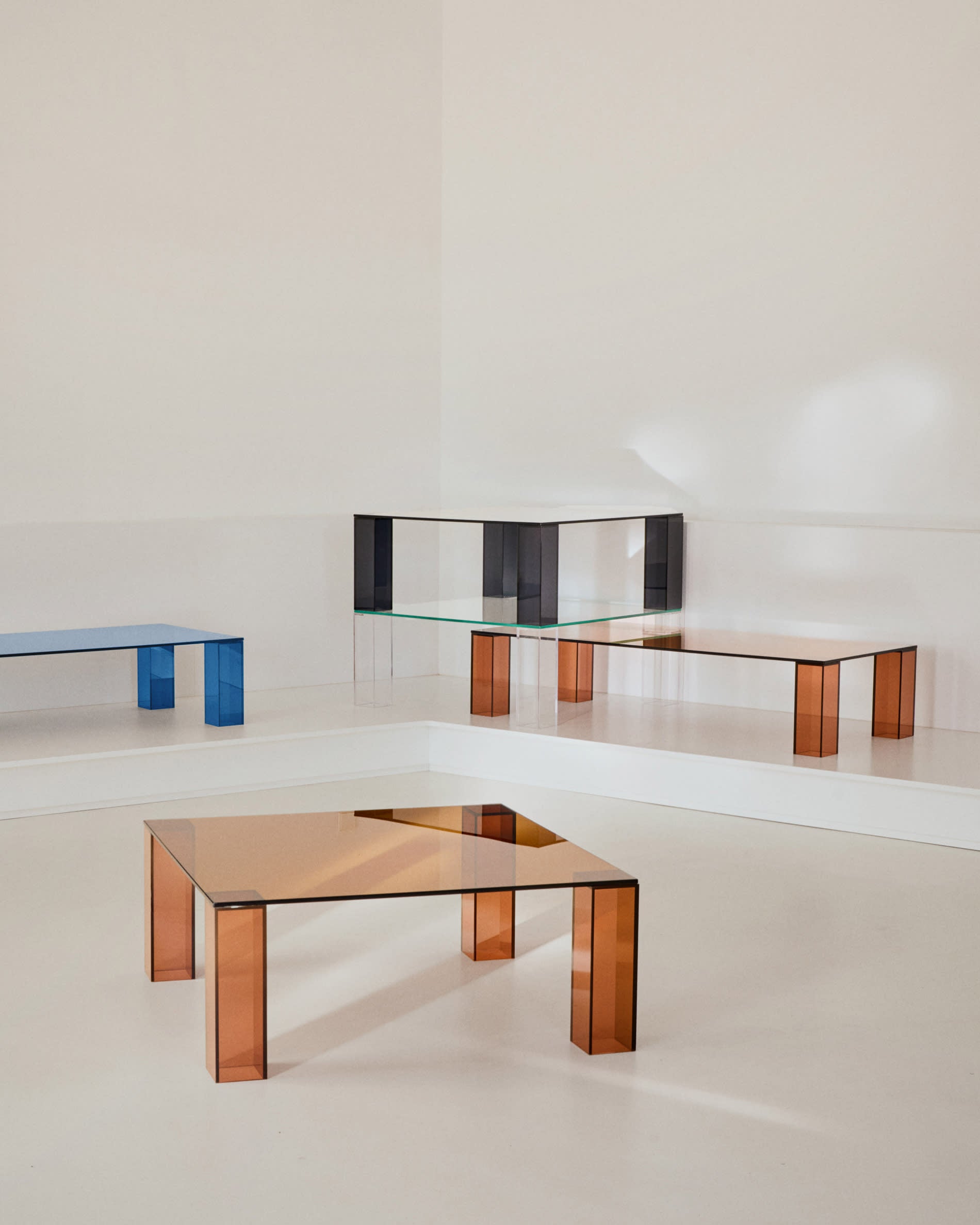 Moderner Couchtisch Adularia aus braunem gehärtetem Glas, 140 x 60 cm, von Kave Home – stilvoll und funktional für Ihr Zuhause.