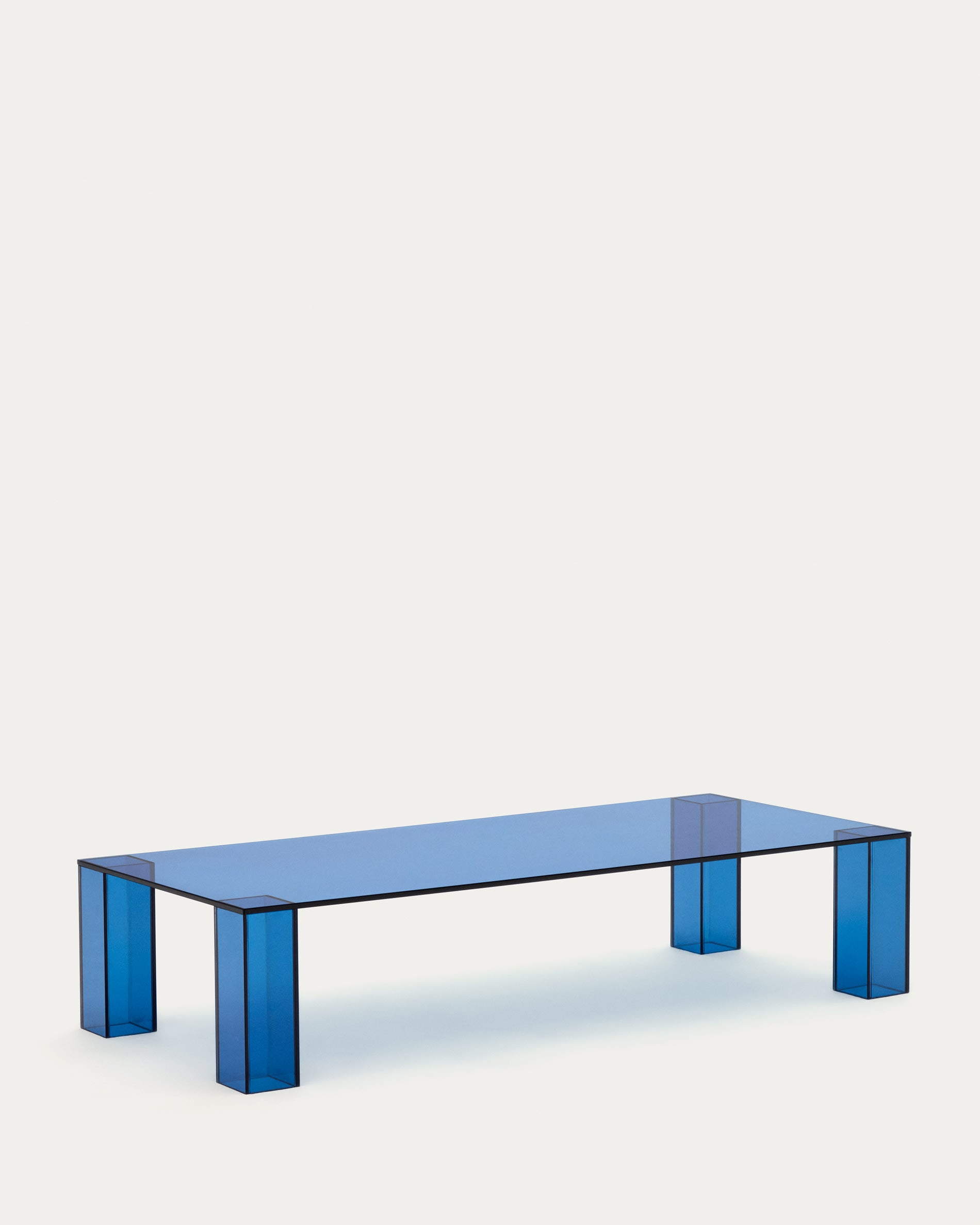 Moderner Couchtisch Adularia aus blauem gehärtetem Glas, 140 x 60 cm, von Kave Home – stilvolles Design und erstklassige Qualität.