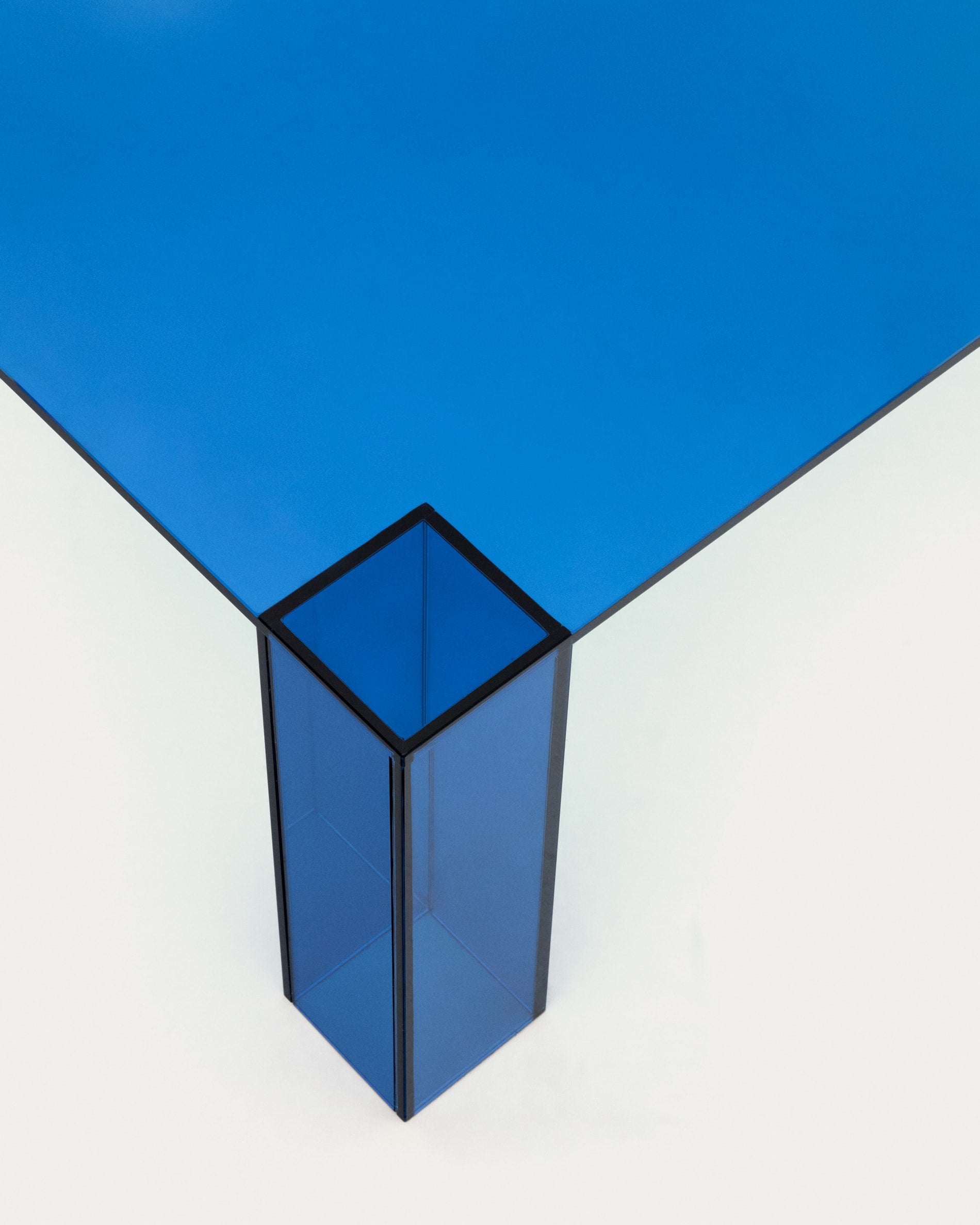 Moderner Couchtisch Adularia in 140 x 60 cm aus hochwertigem, blauem gehärtetem Glas – stilvoll, robust und ideal für jedes Wohnzimmer.