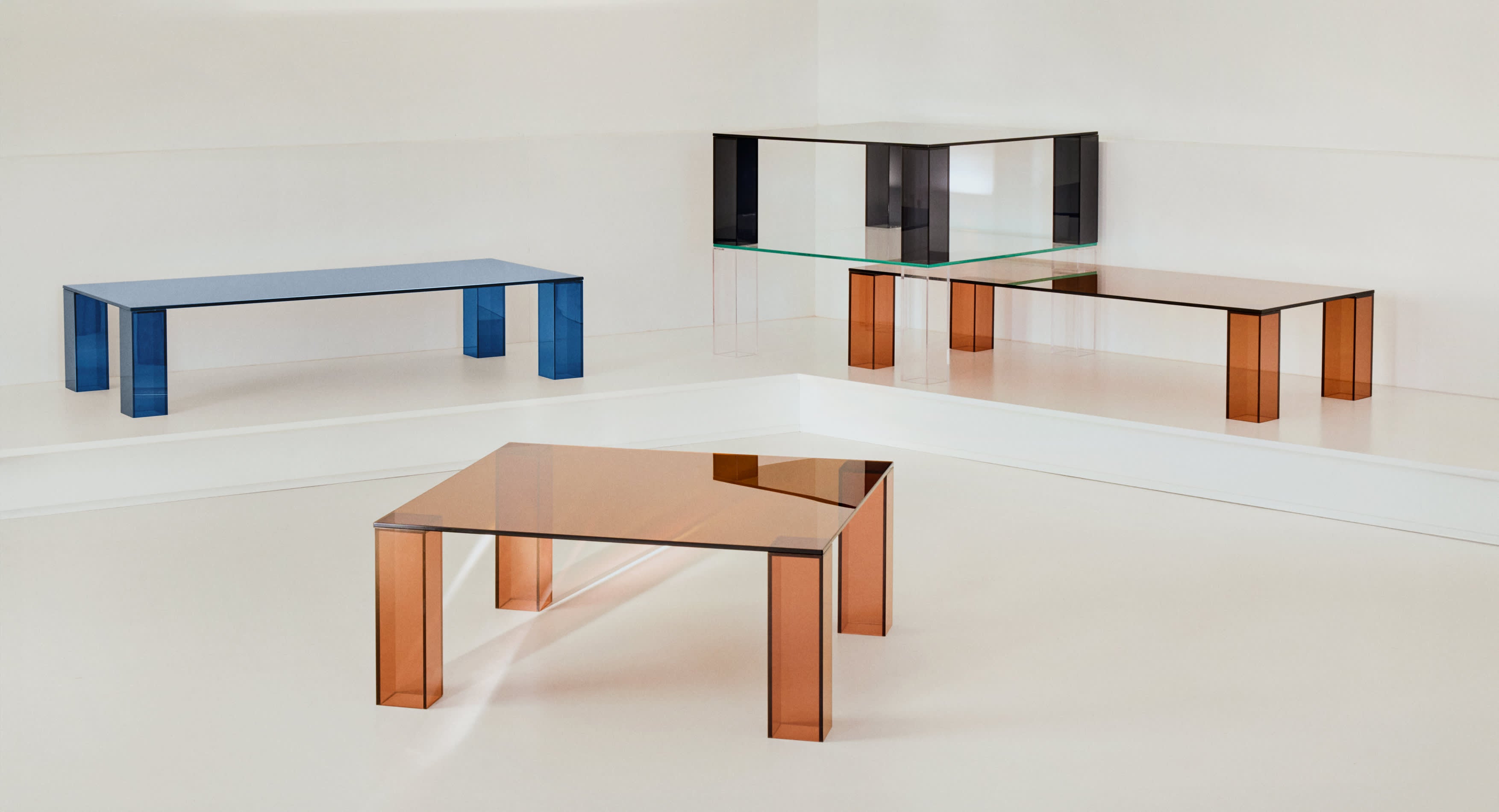 Moderner Couchtisch Adularia aus blauem gehärtetem Glas, 140 x 60 cm, von Kave Home – stilvolles Design und erstklassige Qualität.