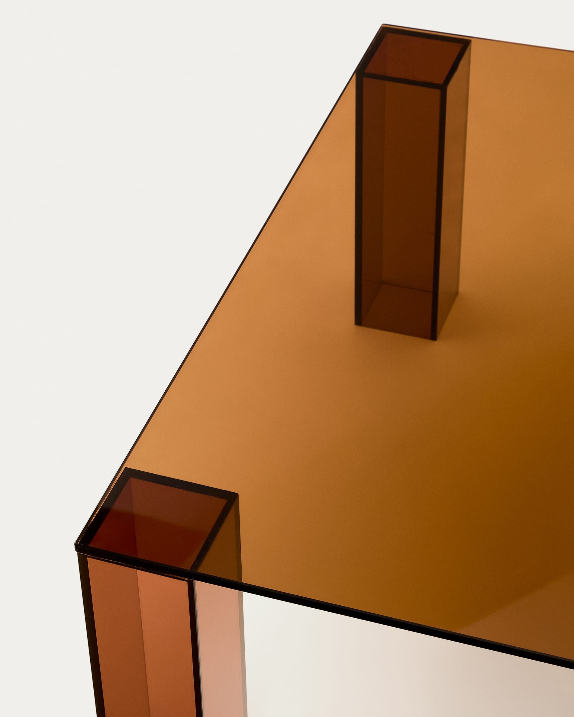 Eleganter Beistelltisch Adularia von Kave Home, 85 x 85 cm, aus robustem braunem gehärtetem Glas. Perfekt für moderne und vielseitige Wohnkonzepte.