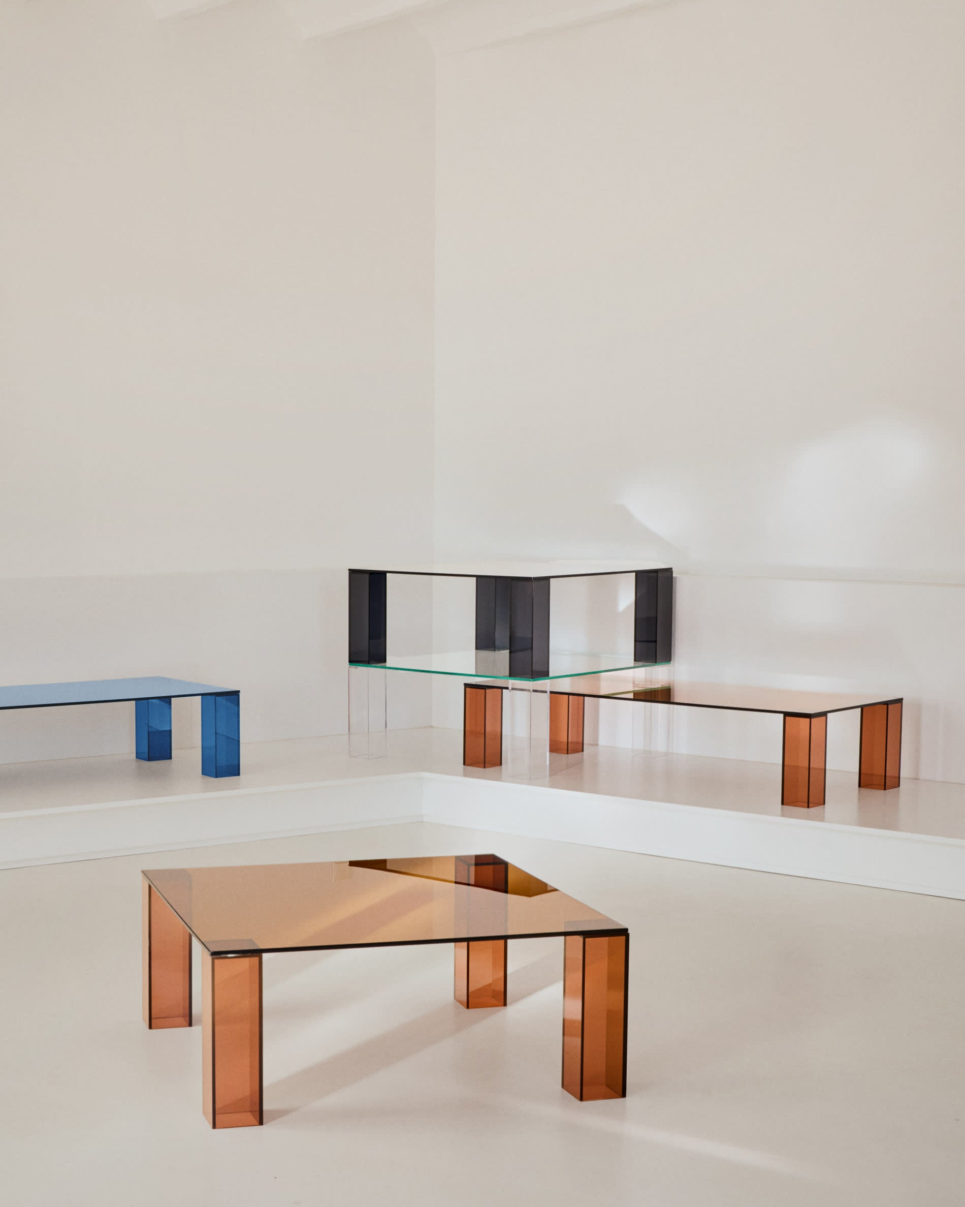 Moderner Beistelltisch Adularia von Kave Home, 85 x 85 cm, aus robustem braunem gehärtetem Glas. Ideal für stilvolle Akzente in jedem Raum.