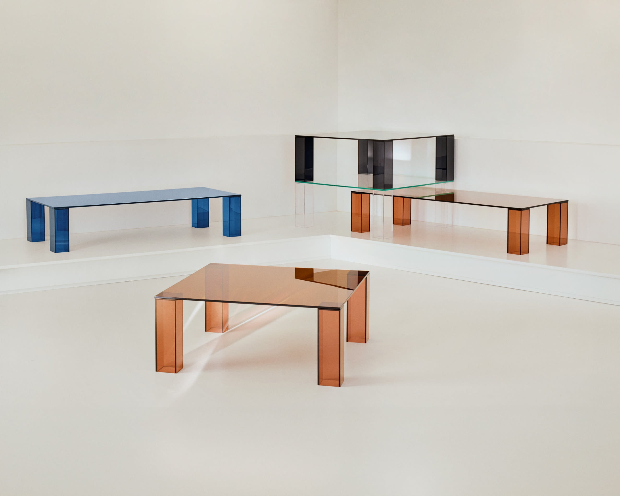 Moderner Beistelltisch Adularia von Kave Home, 85 x 85 cm, aus robustem braunem gehärtetem Glas. Ideal für stilvolle Akzente in jedem Raum.