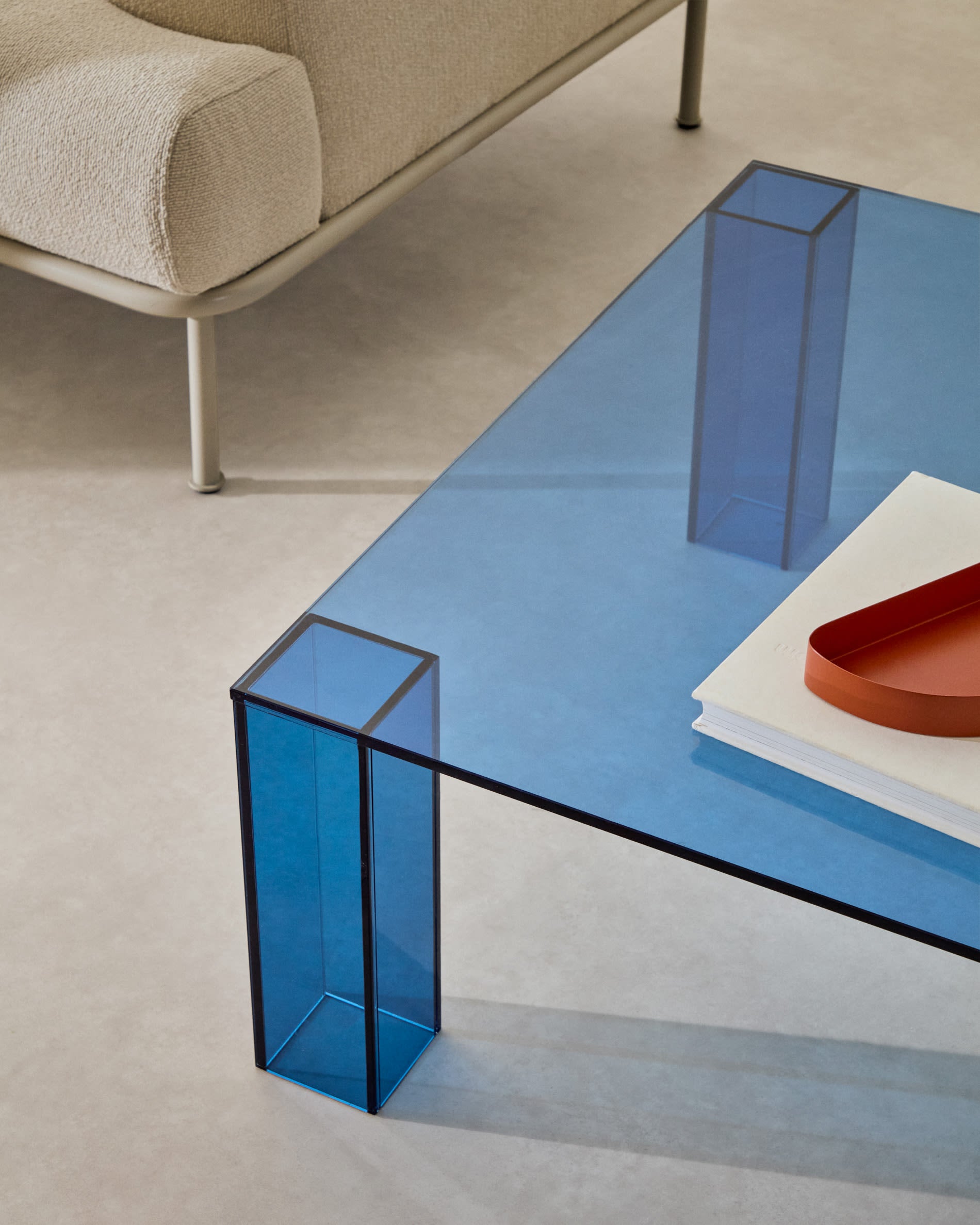 Moderner blauer Beistelltisch Adularia aus gehärtetem Glas, 85x85 cm, von Kave Home. Stilvoll und funktional für jedes Zuhause.