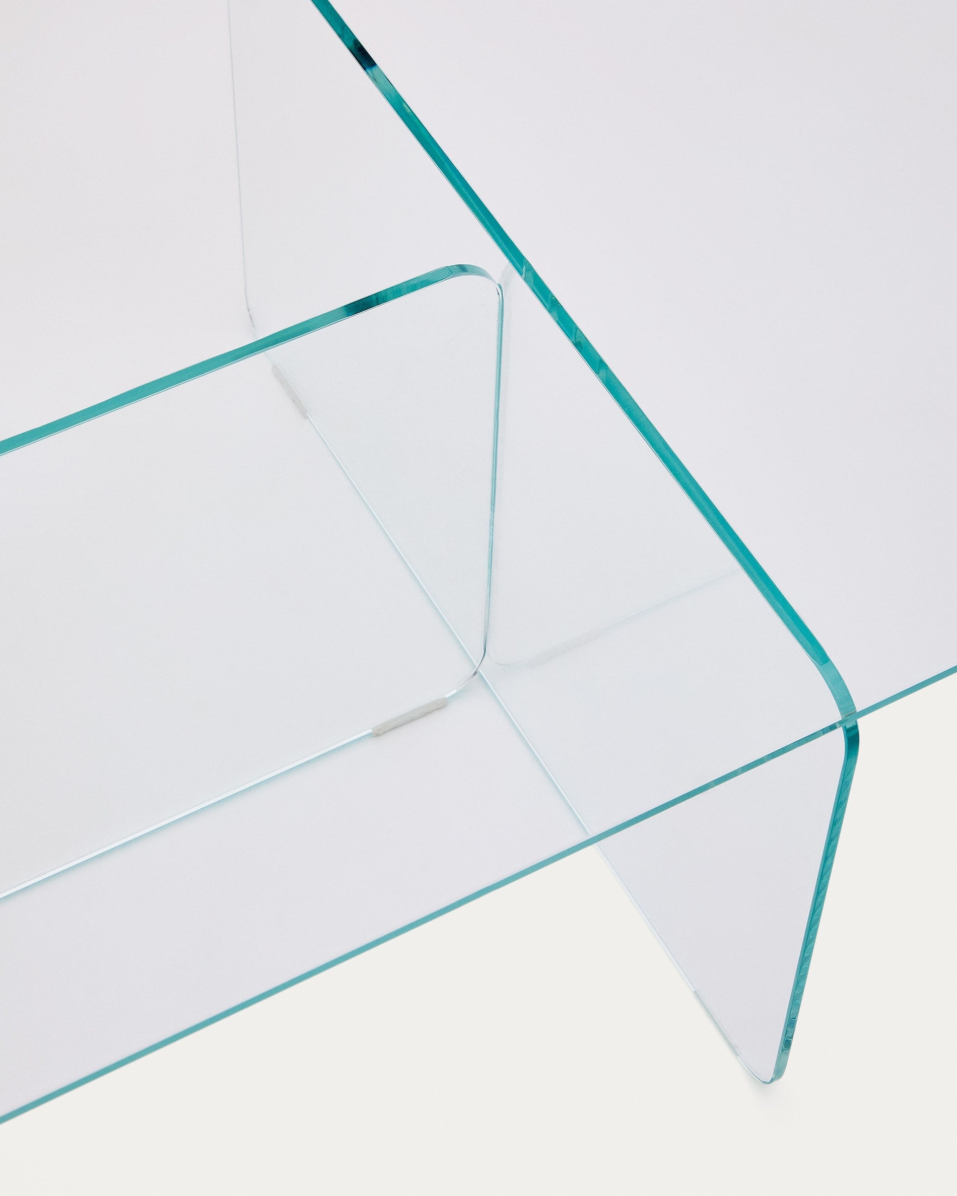 Eleganter Couchtisch Zaren aus gehärtetem Glas (120 x 60 cm) von Kave Home. Perfekt für jedes Wohnzimmer, vereint Stil und Funktionalität.