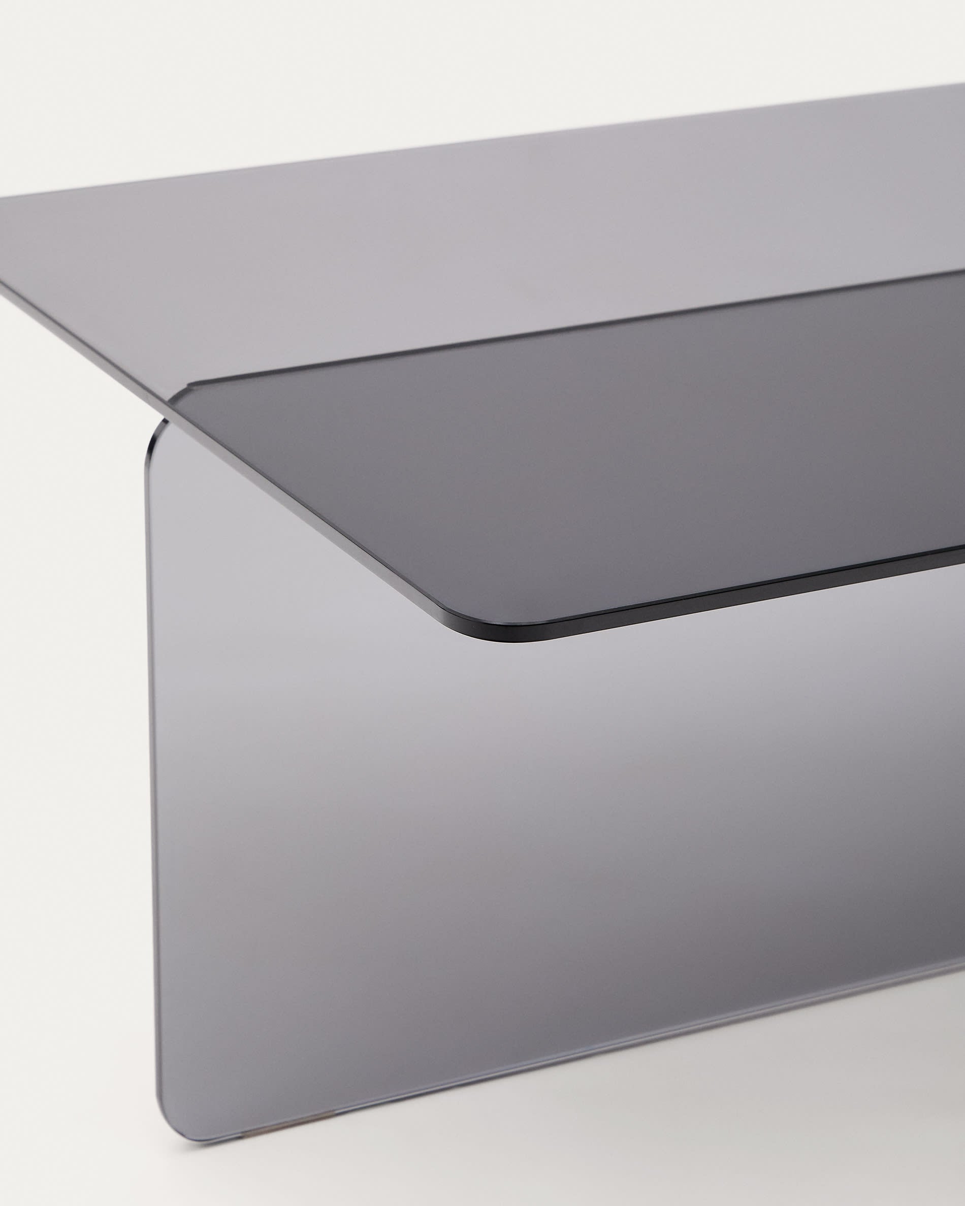 Eleganter Couchtisch Zaren aus robustem grauem gehärtetem Glas (120 x 60 cm) von Kave Home. Perfekt für moderne Wohnstile und vielseitig einsetzbar.