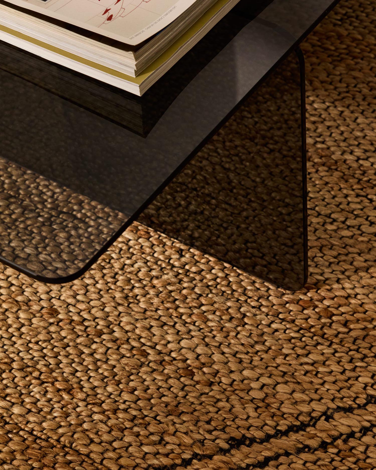 Moderner Couchtisch Zaren aus grauem gehärtetem Glas, 120 x 60 cm. Ideal für stilvolle Wohnzimmer, robust und vielseitig.