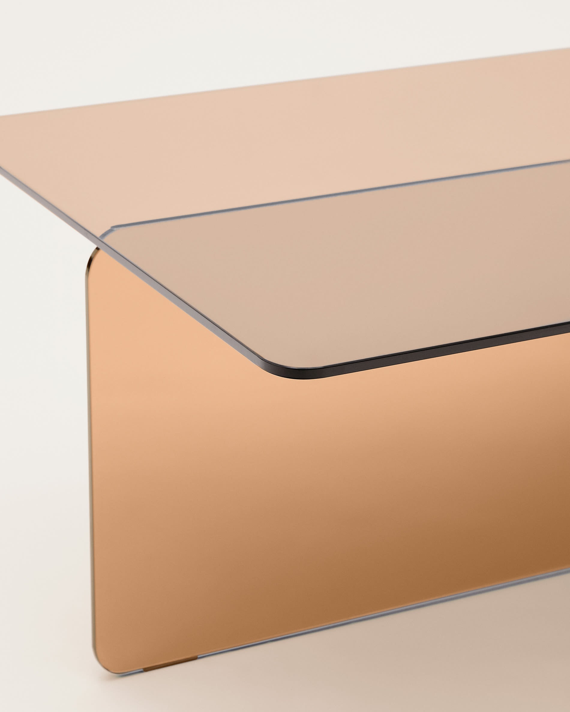 Moderner Couchtisch Zaren aus robustem braunem gehärtetem Glas, 120 x 60 cm, vereint Eleganz und Funktionalität für Ihr Wohnzimmer.