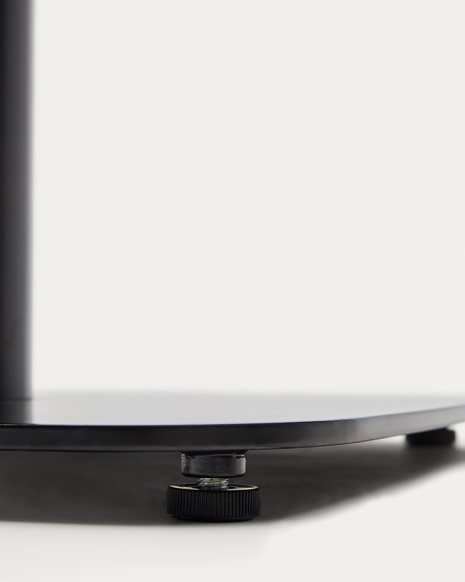 Entdecken Sie den eleganten Dina Stehtisch von Kave Home: Melamin in Naturfarbe, schwarzes Metallbein, 60x60x96 cm. Perfekt für jeden Raum!