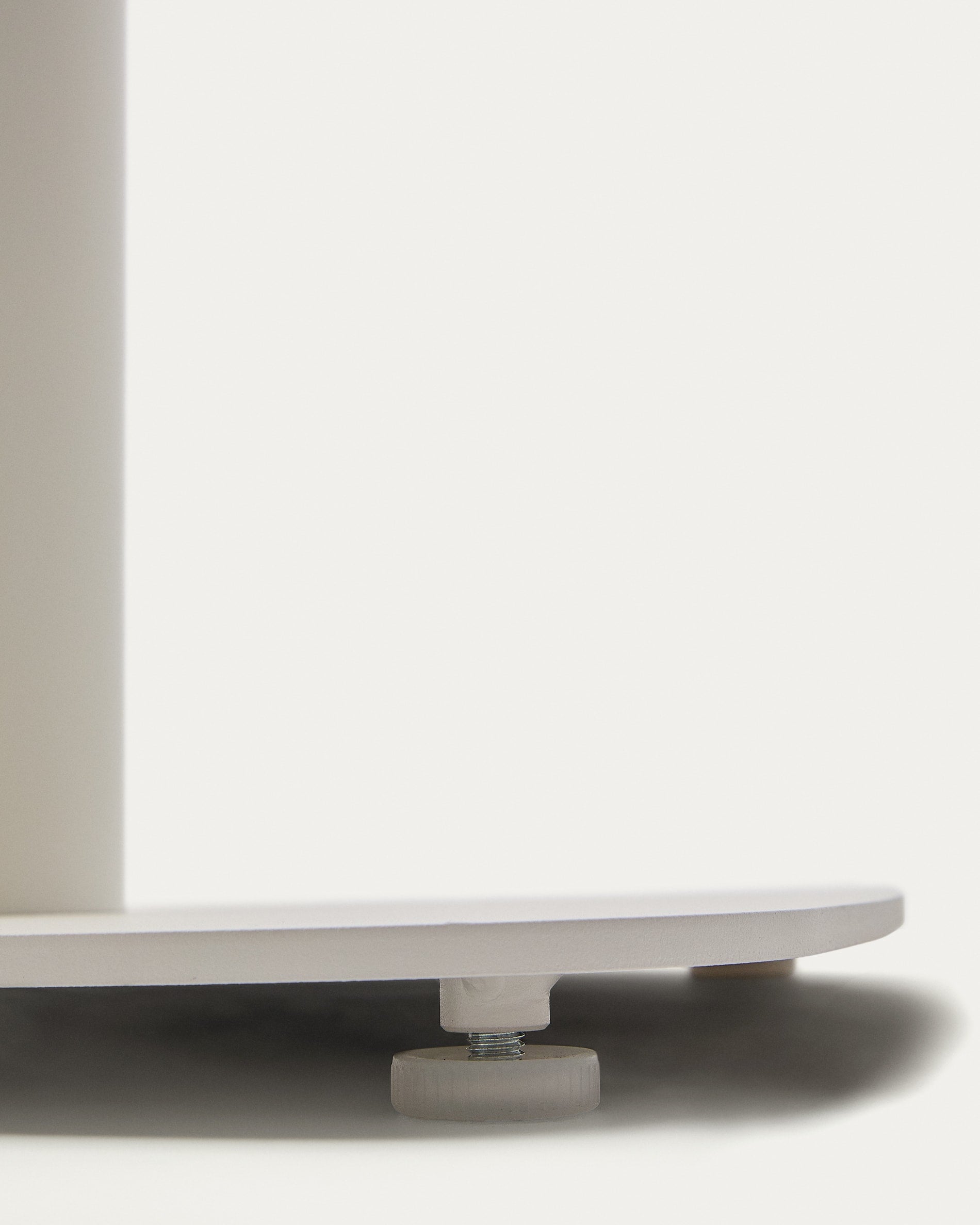 Moderner Dina Outdoor Stehtisch in strahlendem Weiss, 60x60x96 cm, mit robustem Metallbein und wetterfester HPL-Oberfläche – perfekt für gesellige Stunden im Freien.